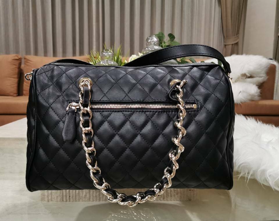 GUESS WOMEN’S BOWLING BAG กระเป๋าสะพายทรง Bowling รุ่นใหม่ล่าสุดจาก GUESS FACTORY หนังนิ่มลายตารางสวยอยู่ทรงใบใหญ่กำลังดี ด้านหน้าประดับโลโก้หูหิ้วโซ่ร้อยหนังสะพายไหล่ได้เเข็งแรงรับน้ำหนักได้เยอะ เปิดปิดด้วยซิปสะดวกใช้ มีหมุดรองฐานกันรอย ภายในมีช่องซิปและ