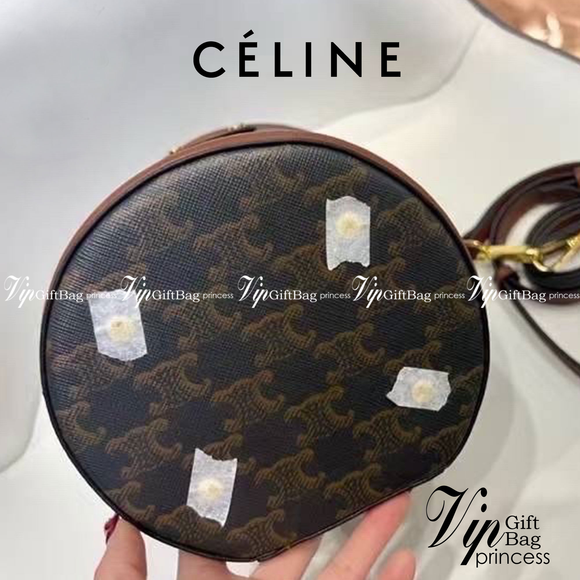 Celine Bucket Bag Canvas สำหรับ Collection กระเป๋าทรงบัคเก็ตสะดุดตาดีไซน์สวยงาม ซิปรอบหูจับแข็งแรง สะท้อนความวินเทจผสมผสานดีไซน์กระเป๋าที่ทันสมัย ตอบโจทย์สาวหัวสมัยใหม่ที่เบื่อ ลายแคนวาสสวยชัด การตัดเย็บประณีต มาพร้อมสายสะพายยาว อะไหล่สีทอง ใครมองหากระเป๋