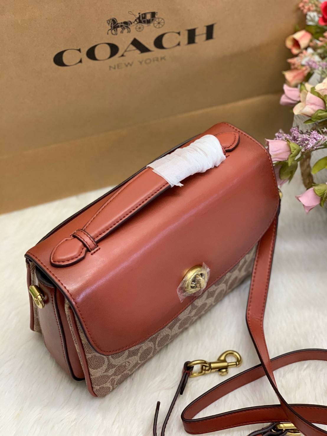 COACH CASSIE CROSSBODY BAG((68349//68348)) พร้อมส่งค่ะ! รุ่นฮิต กระเป๋าหิ้วได้//สะพายข้างหรือครอสบอดี้ร์ได้ หนังแท้นิ่มสวย เปิดปิดกระเป๋าแบบหมุนล็อค ภายในกระเป๋ามี3ช่องให้ใส่ของ แต่ล่ะช่องกว้าง สามารถใส่กระเป๋าเงินใบยาวได้;ของอื่นๆได้จุทีเดียวค่ะ ;มีช่องซ