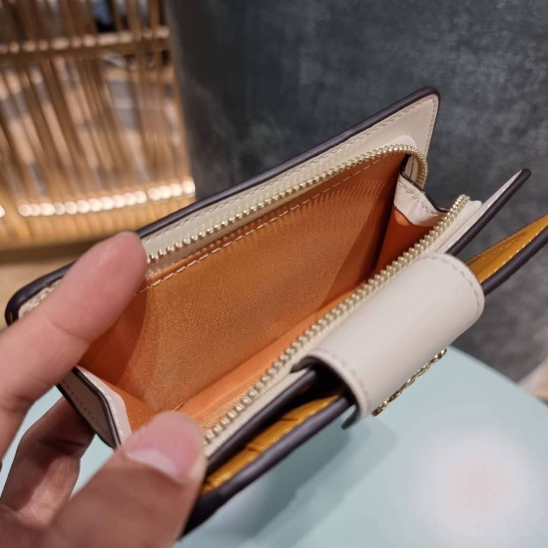 COACH C3375 MEDIUM CORNER ZIP WALLET IN SIGNATURE CANVAS WITH DAISY PRINT ดีไซน์ใหม่ล่าสุด!! คอลเลคชั่นลายพริ้นท์ เพิ่มลูกเล่นให้กระเป๋าสตางค์ของคุณ กับกระเป๋าสตางค์ใบกลาง ขนาดกำลังเหมาะมือ วัสดุหนังแคนวาส ดูแลรักษาง่าย มีช่องใส่บัตรและธนบัตรครบ และช่องซิ