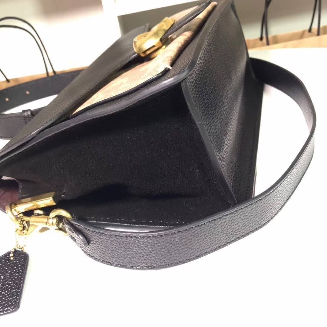 OUTLET 】COACH Tabby Shoulder Bag พร้อมส่งที่ไทย A modern take on an archival 1970s Coach design, our structured Tabby shoulder bag is crafted in polished pebble leather. Finished with our Signature hardware for an iconic touch, the versatile silhouette fe