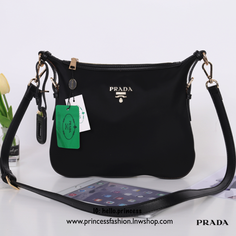 Prada Tessuto Saffiano Nylon and Leather Crossbody Messenger Bag กระเป๋าสะพาย ทรงสวย ดูโดดเด่น จากแบรนด์ Prada แท้ 100% ทำจากวัสดุผ้าไนล่อน เนื้อหนา คุณภาพดี อะไหล่ทอง สวยหรูดูแพง ซับในพิมพ์ลายแบรนด์สวยๆ ตามแบบฉบับแบรนด์ ใส่ IPad, เครื่องสำอางค์, กระเป๋าส