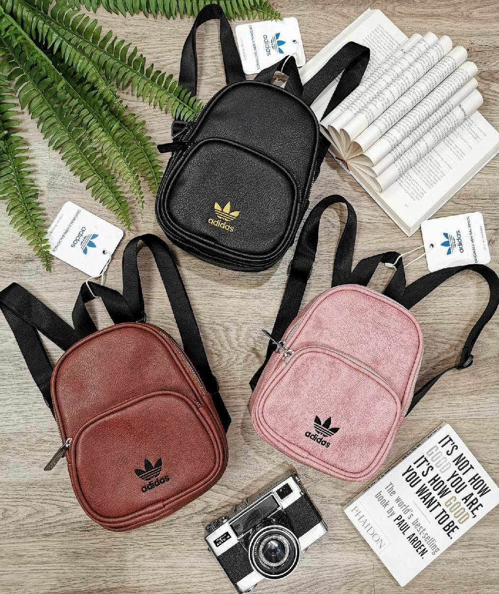 ADIDAS MINI BAGPACK กระเป๋าเป้สไตล์ Sport ขนาดมินิ กำลังน่ารัก น้ำหนักเบา ด้านหน้ามีโล้โก้และช่องซิป เปิดปิดด้วยซิปสะดวกใช้หัวซิปแบรนด์ ภายในมีโลโก้และช่องใส่ของ มีหูจับถนัดมือ สายสะพายเลื่อนปรับระดับได้ freesize ไอเท็มใหม่ดีไซน์สุดฮิต พร้อมส่งที่ไทยในราค