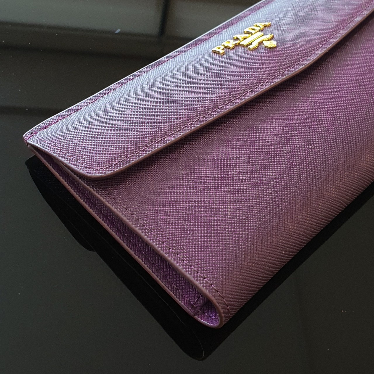 PRADA LONG WALLET กระเป๋าสตางค์รับทรัพย์ ทรงหรู จากแบรนด์ PRADA ลายหนัง SAFFIANO มีช่องใส่บัตร ถึง 12 ช่อง และช่องซิปใส่ของจุกจิกได้ น้ำหนักเบา จับถนัดมือ ขนาดกำลังดีคะ ถือแล้วดูดี อะไหล่ทองสุดหรู ใช้แล้วสวยแน่นอนค้า
