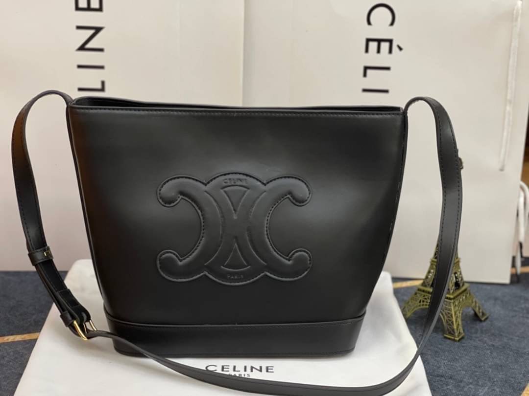 หนังแท้ CELINE SMALL BUCKET CUIR TRIOMPHE IN SMOOTH CALFSKIN / CELINE BUCKET BAG CUIR TRIOMPHE พร้อมส่งที่ไทย คอลเลคชั่นใหม่ ฮิตข้ามปี กับกระเป๋าสะพายทรงถัง ใช้งานง่ายที่สุด สายสะพายในตัว ปรับใช้ได้เลย วัสดุหนังวัว เรียบหรู ผู้ดีไปอีก โดดเด่นด้วยโลโก้เอกล