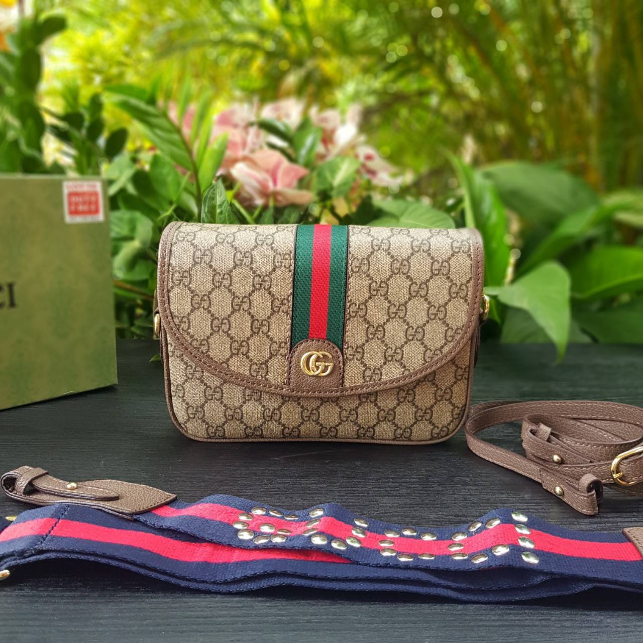 GUCCI Ophidia mini GG shoulder bag กระเป๋าถือ กระเป๋าสะพายทรงสวย ดีไซน์ที่เป็นเอกลักษณ์ จะถือเป็นครัช สะพายไหล่ หรือครอสบอดี้ก็สวยลงตัวได้ทุกสไตล์