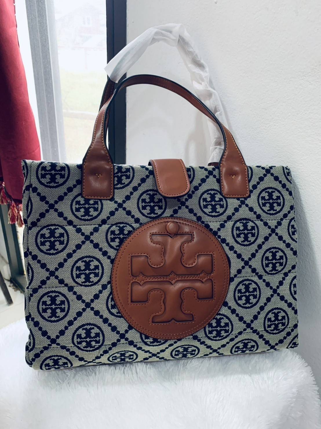 TORY BURCH MONOGRAM TOTE BAG กระเป๋าที่มีเอกลักษณ์เฉพาะตัว วัสดุผ้าแคนวาส Canvas ลวดลายโมโนแกรม เนื้อผ้าหนาสัมผัสนุ่ม โครงสร้างกระเป๋าวัสดุแข็งแรง