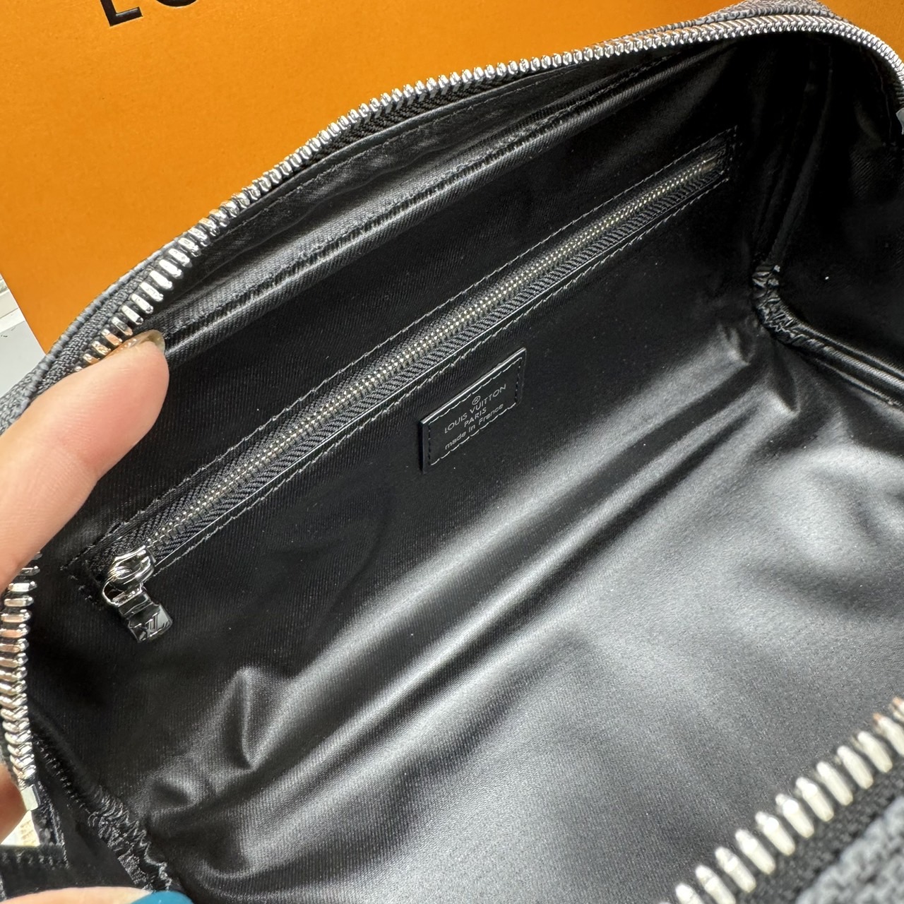 LV Clutch LV Dopp Kit Toilet Pouch Monogram / Damier Graphite Canvas กระเป๋าถือทรงพอชหรือคลัช เกรดออริ ท็อป 1:1 เกรดดีสุด แคนวาสแท้สวย ใช้งานต่างประเทศได้