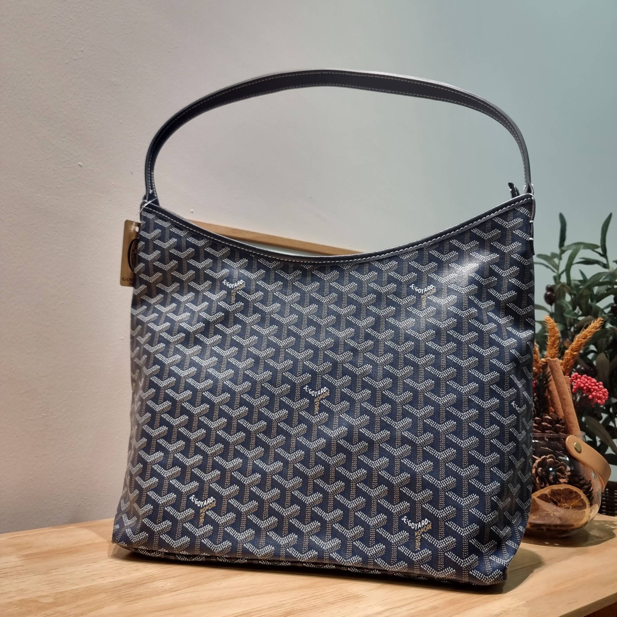 GOYARD BOHEME HOBO BAG / GOYARD HOBO กระเป๋าสะพายทรงโฮโบ ใบใหญ่จุใจ!! มาครบสีขายดี เลิศทุกสี รูปทรงคลาสสิค ดีไซน์เป็นเอกลักษณ์ วัสดุหนังแคนวาสพิมพ์ลายสวยคม ปากกระเป๋ามีซิปเปิด-ปิดกันของหล่นได้ ภายในโล่งกว้างมาก มาพร้อมสายคล้องในตัว ทนทาน สะพายสวยๆได้ทุกวั