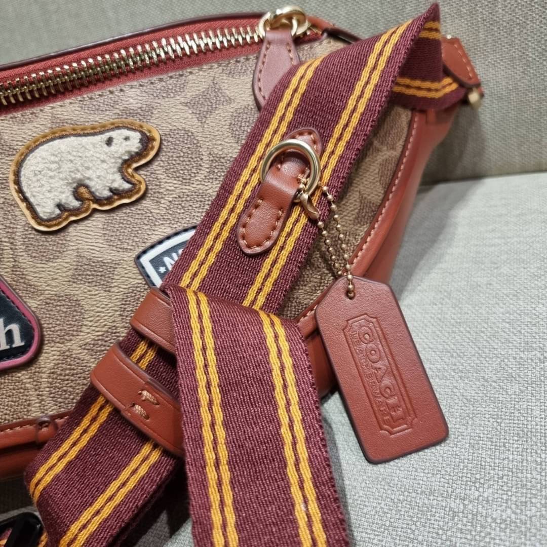 COACH C6678 LEAGUE BELT BAG IN SIGNATURE CANVAS WITH VARSITY PATCHES กระเป๋าคาดอกไซส์ใหญ่ คอลเลคชั่นที่ฮอตไม่เลิก กับดีไซน์สกีเรทโทร วินเทจ ขนาดสะพายกำลังเท่ คูลๆ ใช้งานง่าย ได้ทั้งหนุ่มๆและสาวๆ โดดเด่นด้วยแพทช์ที่สวยไม่ซ้ำใคร วัสดุหนังแคนวาสเคลือบลายสลับ