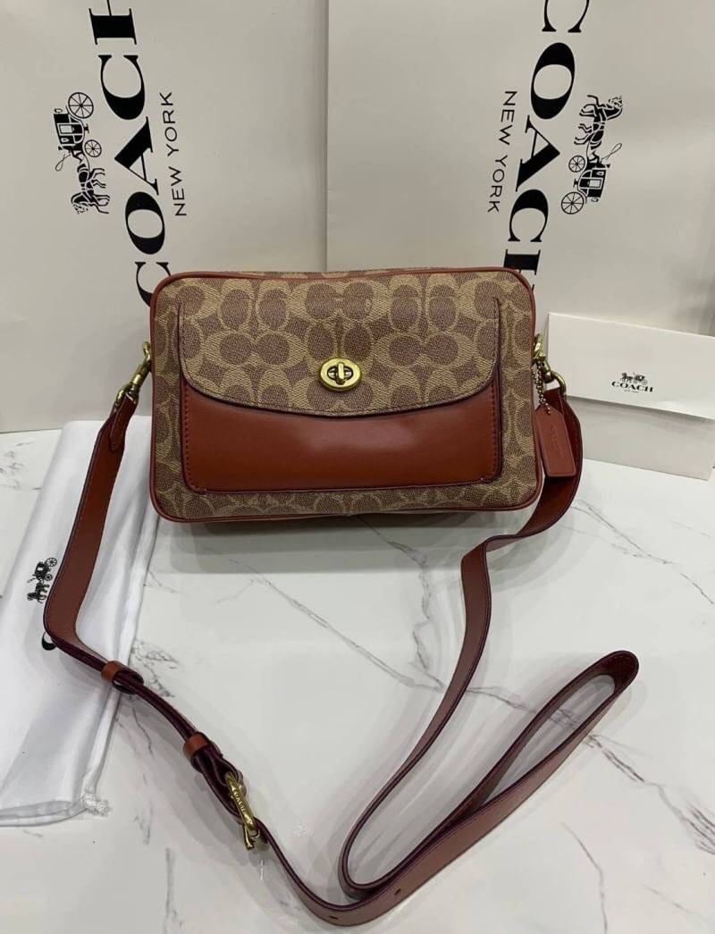 Coach Cassie Camera Bag In Signature Canvas : Tan Rust สินค้าแนะนำค่ะ!! กระเป๋าสะพายข้าง//ครอสบอดี้ร์ 🔺วัสดุหนังแท้ชั้นดีที่สุด หนังสวยมากๆค่ะ ด้านหน้ามีช่องให้2ช่องค่ะ ✔️พร้อม2ช่องซิปหลัก ภายในกว้าง ใส่กระเป๋าสตางค์ใบยาวได้ ของอื่นๆได้จุมา