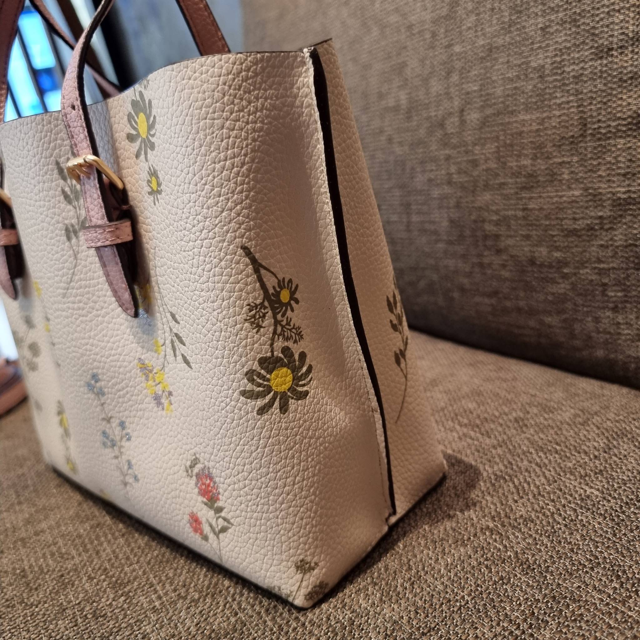 COACH C4084 MOLLIE TOTE 25 WITH SPACED WILDFLOWER PRINT ดีไซน์ใหม่ล่าสุด กระเป๋าโท้ทไซส์เล็กที่สาวๆต่างก็ต้องปักใจรัก รอบนี้น้องถูกเติมแต่งลวดลายดอกไม้ เพิ่มดีเทลความน่าใช้ไปอีก วัสดุหนัง pepble เรียบหรูดูดีม้าก!! ภายในโล่งกว้าง มีช่องซิปกลางใส่ของได้ ขนา