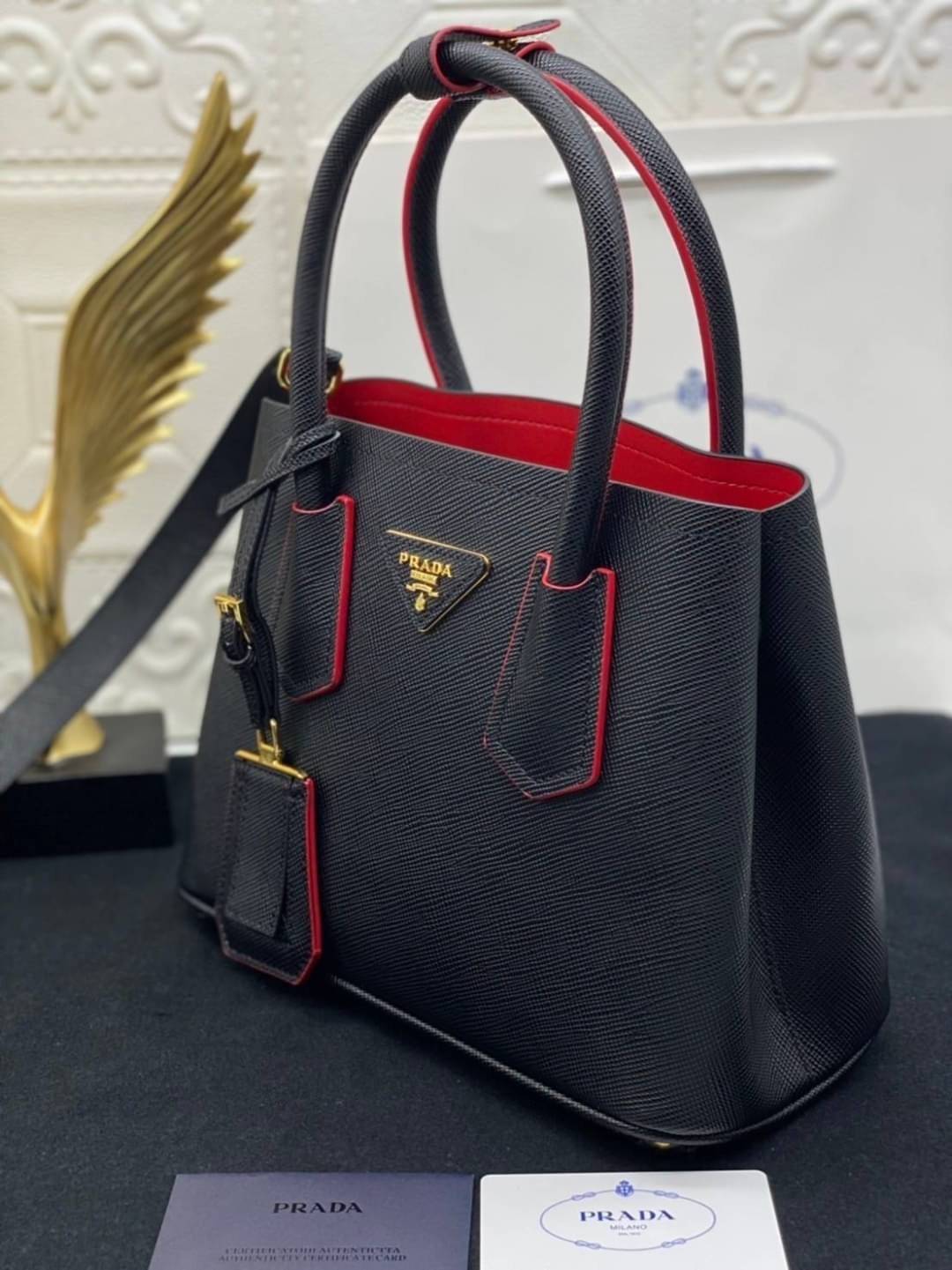 25cm Prada Small Saffiano Leather Double Bag / Prada Double Bag กระเป๋าสะพายพราด้า อีกหนึ่งรุ่นฮิต ให้พื้นที่จุของกว้างขวาง เป็น Tote Bag ใช้งานง่าย ได้ทุกที่ ทุกโอกาส ด้วยขนาดของกระเป๋าที่สามารถจุของได้หลากหลาย เป็นอีกรุ่นที่เหมาะสมสำหรับการเป็น Everyday