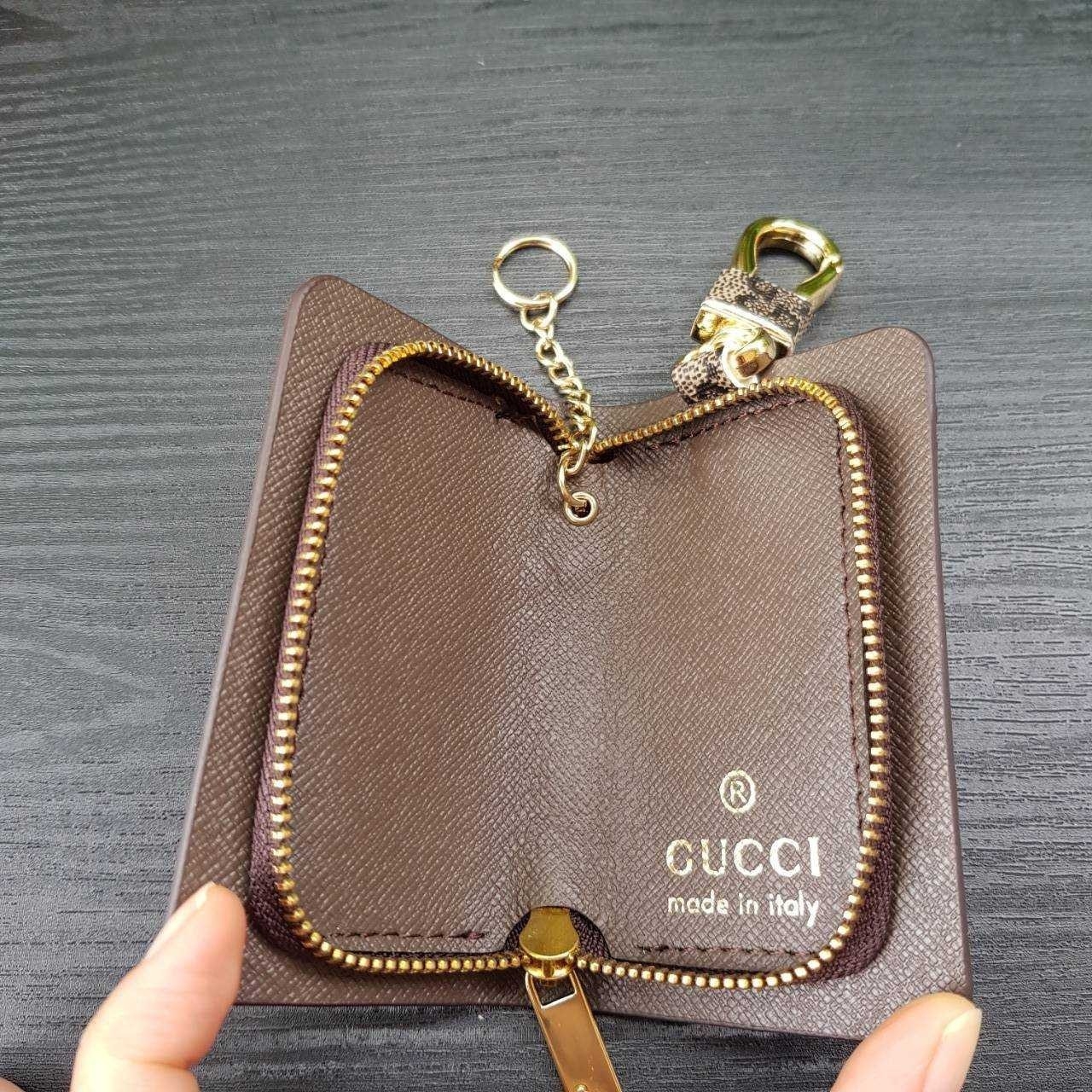 GUCCI Keychain กระเป๋าพวงกุญแจสุดหรูหรา ที่จะทำให้การหากุญแจรถยนต์ของคุณเป็นเรื่องง่าย ขนาดกระทัดรัด หยิบจับง่าย