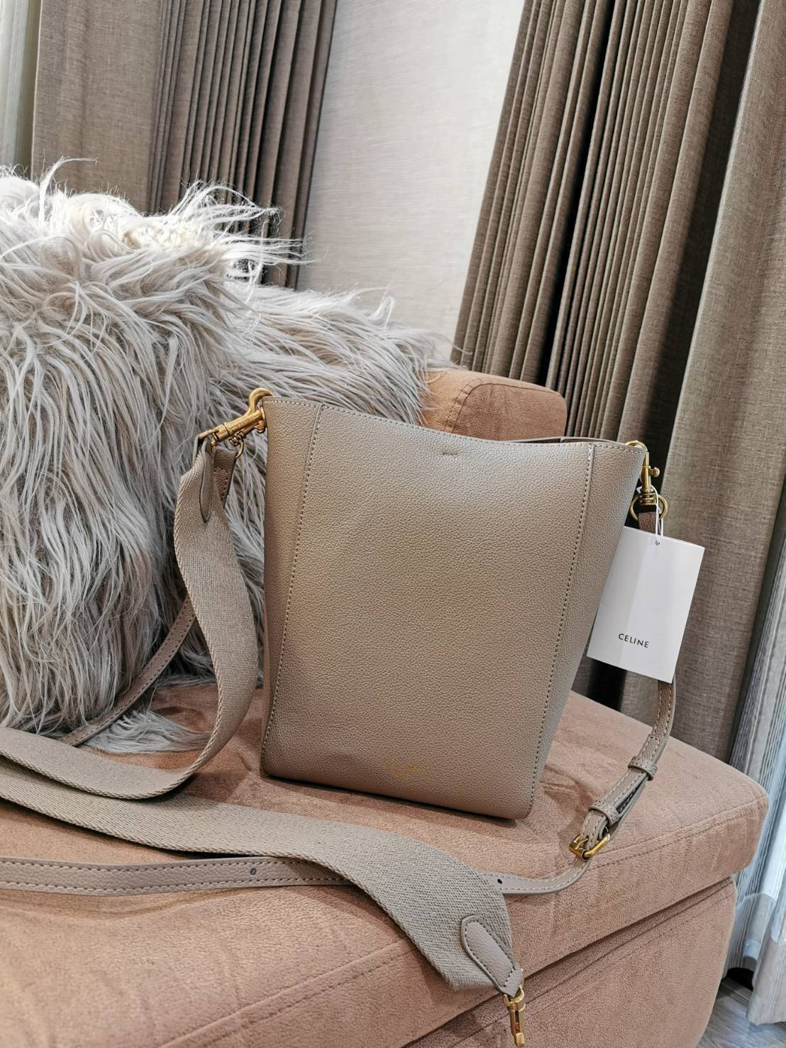 ซื้อ1ได้ถึง2! CELINE TRIOMPHE BUCKET BAG VIP GIFT WITH PURCHASE (GWP) พรีเมี่ยมกิ๊ฟ Limited Edition จาก CELINE PERFUME DUTY FREE COUNTER วัสดุหนังแท้ CALFSKIN ดีไซน์ทรง Bucket ขนาดกำลังดี มาพร้อมใบเล็กด้านในแยกใช้ได้ น้ำหนักเบา ภายในกว้างใส่ของใช้ได้เยอะพ