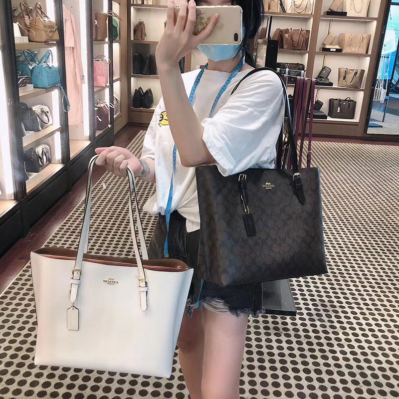 COACH MOLLIE TOTE IN SIGNATURE CANVAS ((1665)) พร้อมส่งอีกครั้ง ห้ามพลาดค่า! กระเป๋าหิ้ว//คล้องไหล่ ใบใหญ่ ทรงTote หนังแท้นิ่มอย่างดีค่ะ ภายในแบ่ง2ช่องใหญ่ สามารถใส่ A4ได้เลย ช่องกว้างมากๆ มีช่องกระเป๋าซิปกลางให้ใส่ของอีกช่องนะคะ