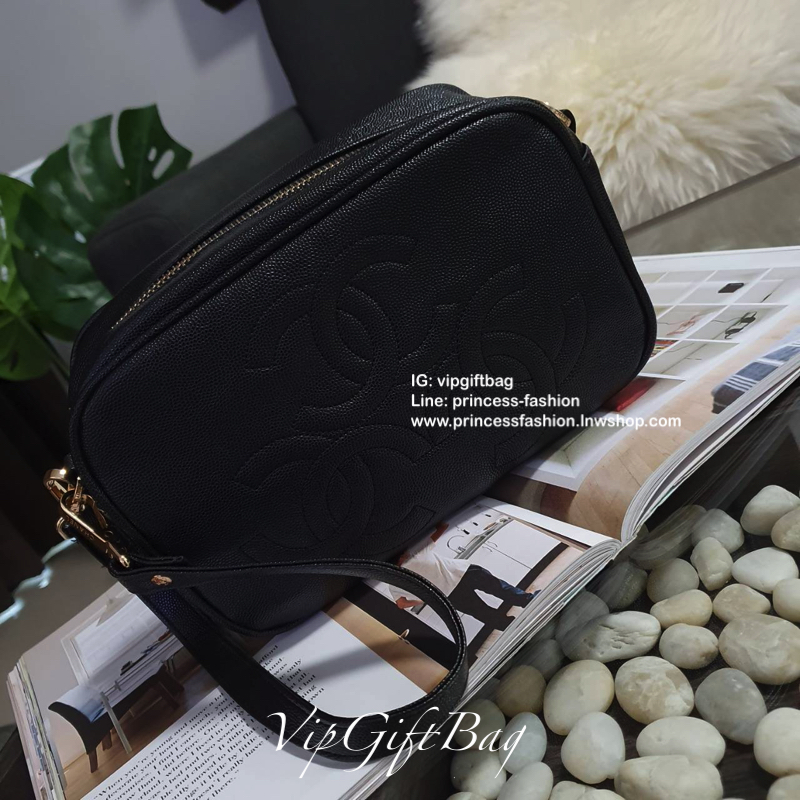 CHANEL VIP GIFT BAG รุ่น CAVIER CROSSBODY กระเป๋าของสมนาคุณ จากพรีเมี่ยมกิ้ฟแบรนด์ดังอย่าง CHANEL วัสดุหนังสังเคราะห์ ลายคาเวียร์สุดหรูเต็มใบ #เล่นแสงสวยมาก ด้านในเปิดปิดด้วยซิปCC อะไหล่ทอง มีช่องซิปแยกอีกหนึ่งช่อง สามารถใส่กระเป๋าสตางค์ใบยาว ของจุกจิกได้