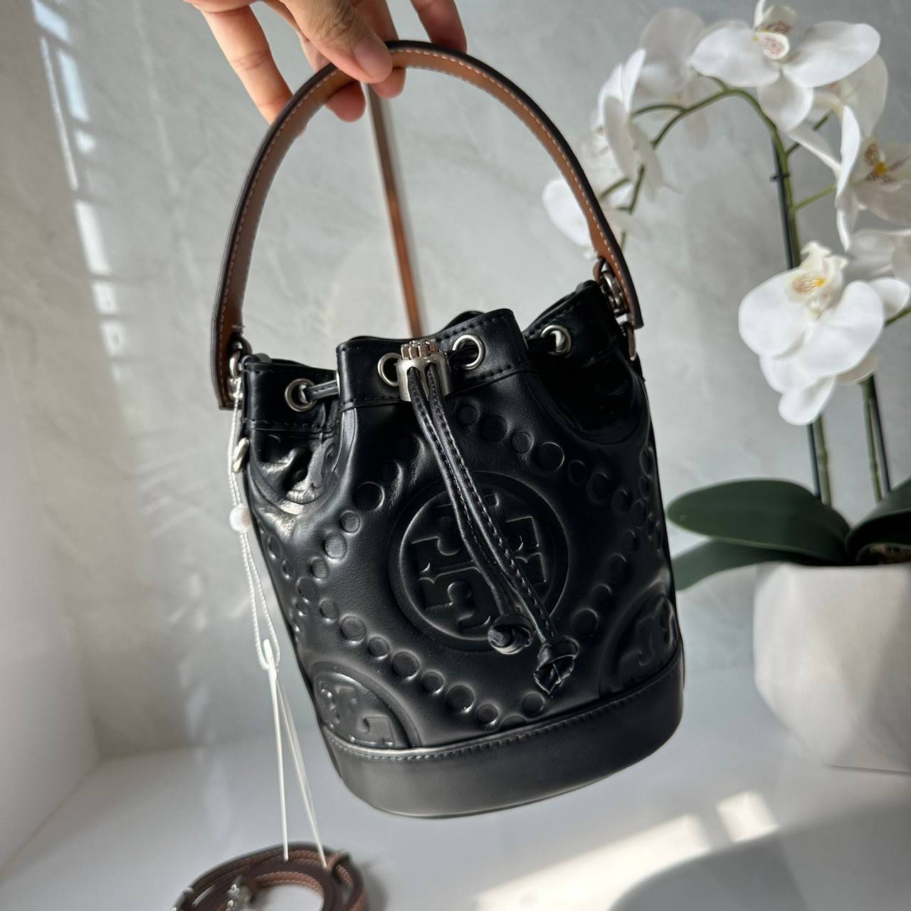 6 สี Tory Burch Puffy Mini / Tory burch T Monogram Puffy Patent Mini Bucket Bag / Tory Bucket Bag กระเป๋าบัคเกต size เล็ก โดดเด่นด้วยโลโก้ตัวนูนปั๊มด้านหน้า