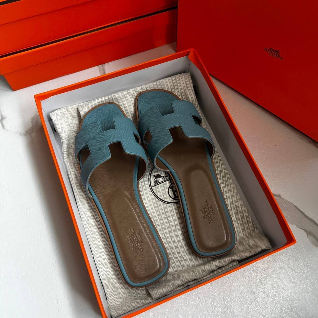 หนังแท้ Hermes sandal Epsom leather รองเท้าแตะงานสั่งตัตใช้สลับแท้ เกรดออริจินอล 1:1 เกรดเหมือนสุด มี series code ทุกคู่ งานตัดเย็บปราณีตละเอียด ใส่สบาย ไม่ลื่น ใช้ทนนาน เกรดนี้คุ้มมาก ไม่ผิดหวังค่ะ ภาพสินค้าถ่ายจากงานขายจริง ใช้งานต่างประเทศได้