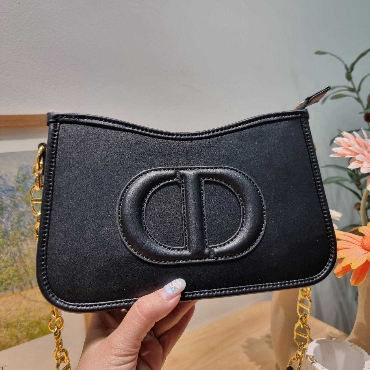 CD SIGNATURE HOBO MINI BAG กระเป๋าสะพายซิกเนเจอร์ โดดเด่นด้วยโลโก้เอกลักษณ์ เกรดออริ 1:1 ใช้งานต่างประเทศได้