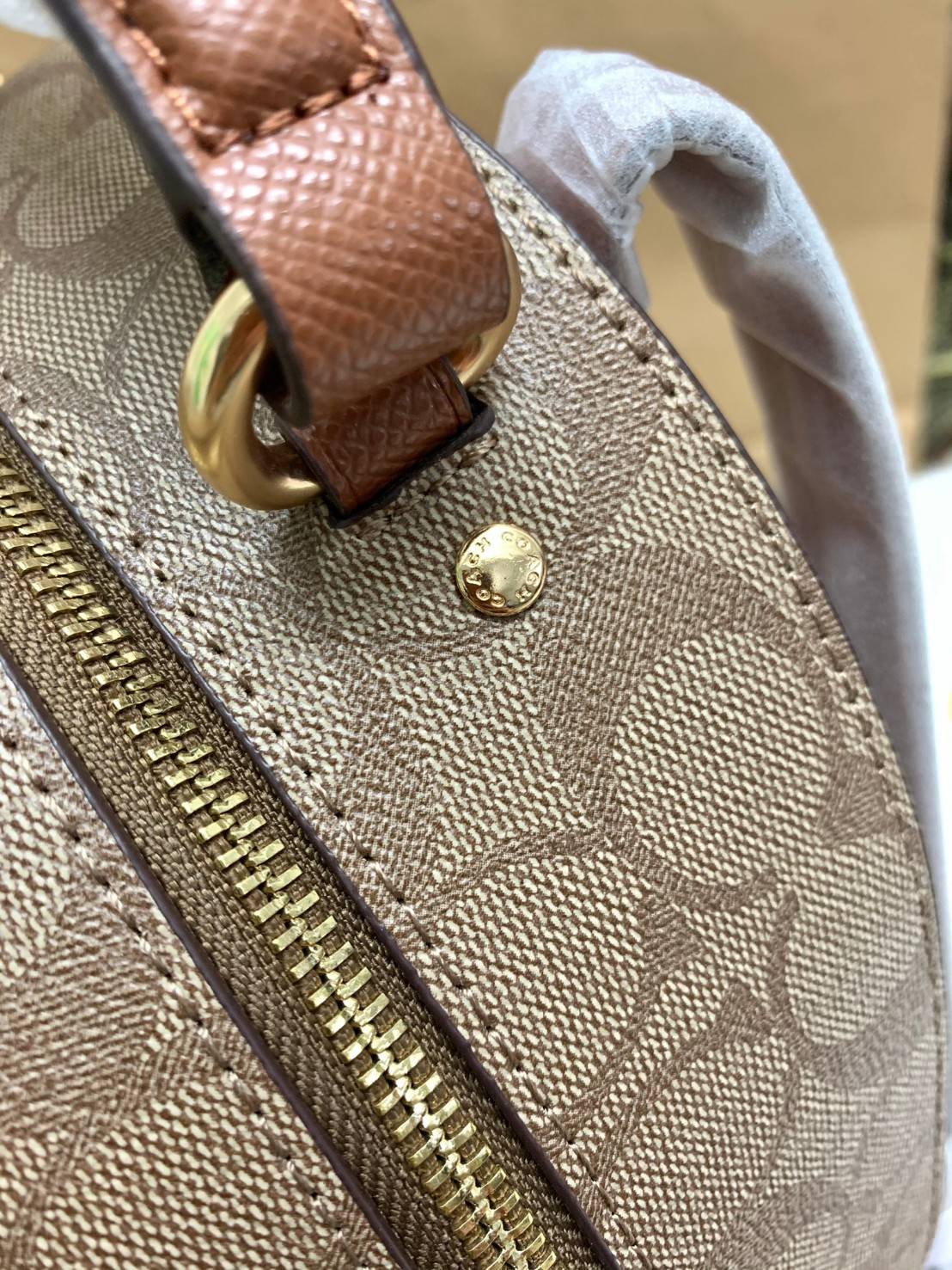 COACH JORDYN BACKPACK IN BLOCKED SIGNATURE ((76622//76624//76715)) พร้อมส่ง กระเป๋าสะพายหลังแบบมีหูหิ้ว หนังแท้ หนังนิ่มอย่างดีเลยค่า ด้านหน้ามีช่องซิปหนึ่งช่องสำหรับใส่ของจุกจิกนะคะ เปิดปิดช่องหลักแบบซิปคู่ หัวซิปมีหนังห้อยมาให้ ภายในกระเป๋าโล่งใส่สัมภาร