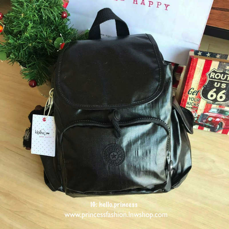 Kipling City Pack Backpack วัสดุPolyamide100% เป้ขนาดกลาง ที่เปิดปิดด้วยตัวล็อค2ชั้นด้วยกระดุมแม่เหล็กและซิป มีช่องใช้งานหลายช่องรวมถึงช่องซิปด้านหน้า มีลูกเล่นที่ด้านหลังมีช่องซิปสำหรับเก็บของและเก็บสายเป้ได้ หรือใช้สายจากเป้สะพายไหล่ได้ ประดับด้วยพวงกุญ