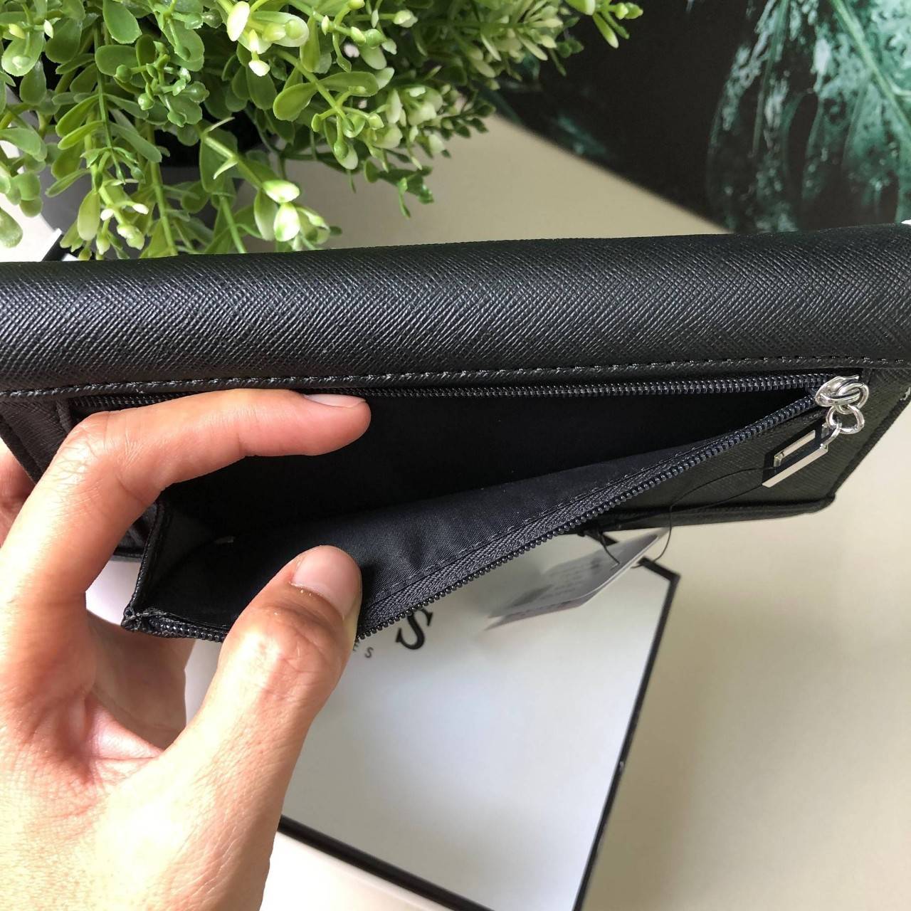 Guess long wallet กระเป๋าสตางค์ใบยาว หนังลาย saffiano ภายในมีช่องใส่ธนบัตร, บัตร, ช่องใส่รูป และช่องซิปใส่เหรียญด้านหลังค่ะ