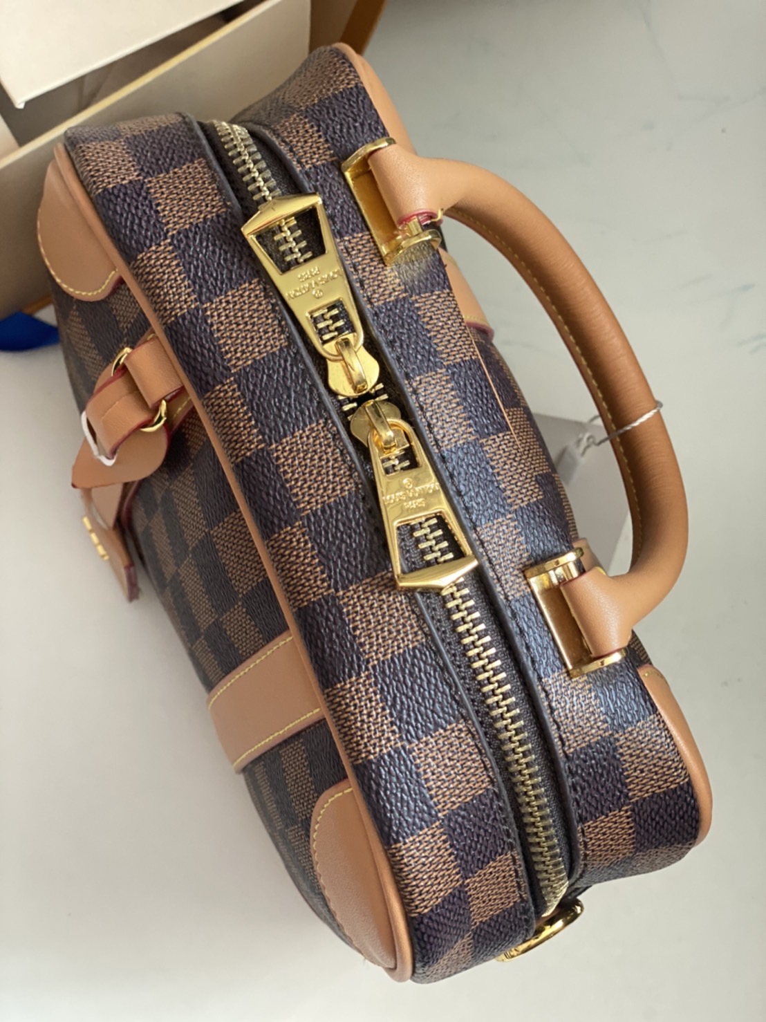 LV Valisette Souple BB Damier Ebene / LV Vanity Bag เกรดออริจินอล ใช้งานต่างประเทศได้ พร้อมส่งที่ไทย กระเป๋าถือทรงสวย ขนาดกะทัดรัดที่ได้แรงบันดาลใจมาจากกระเป๋าเดินทางสไตล์วินเทจ