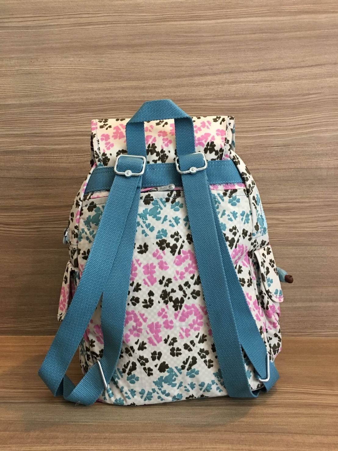 กระเป๋า Kipling รุ่น City Pack ไซส์ L ขนาดใหญ่พอเหมาะสำหรับการเดินทาง มาพร้อมช่องกว้างขวางจุสัมภาระของคุณได้อย่างจุใจ และช่องจัดเก็บอีกหลากหลายรูปแบบ ดีไซน์ลวดลายนำสมัย เติมแต่งสีสันและชีวิตชีวา นับเป็นอีกหนึ่งกระเป๋าเป้ที่พร้อมให้คุณได้สะพายออกไปข้างนอกไ