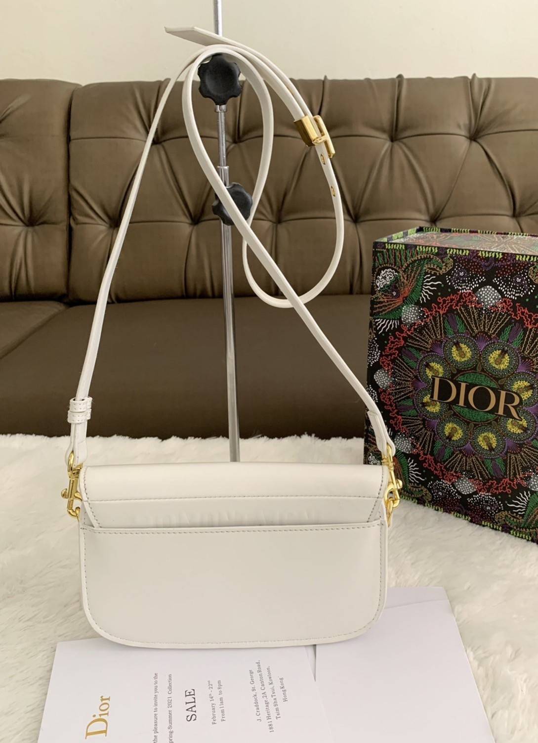 DIOR BOBBY EAST-WEST BAG (GWP) พรีเมี่ยมกิ้ฟ Limited Edition กระเป๋าสะพายขนาดกระทัดรัด น่ารักมากมาย วัสดุหนังแท้ (Calfskin) อะไหล่ทอง ตกแต่งด้านหน้ากระเป๋าแบบหัวเข็มขัด ประดับโลโก้ CD ด้านหลังสกรีนตัวอักษร "30 MONTAIGNE" มีช่องสำหรับเก็บของหนึ่ง