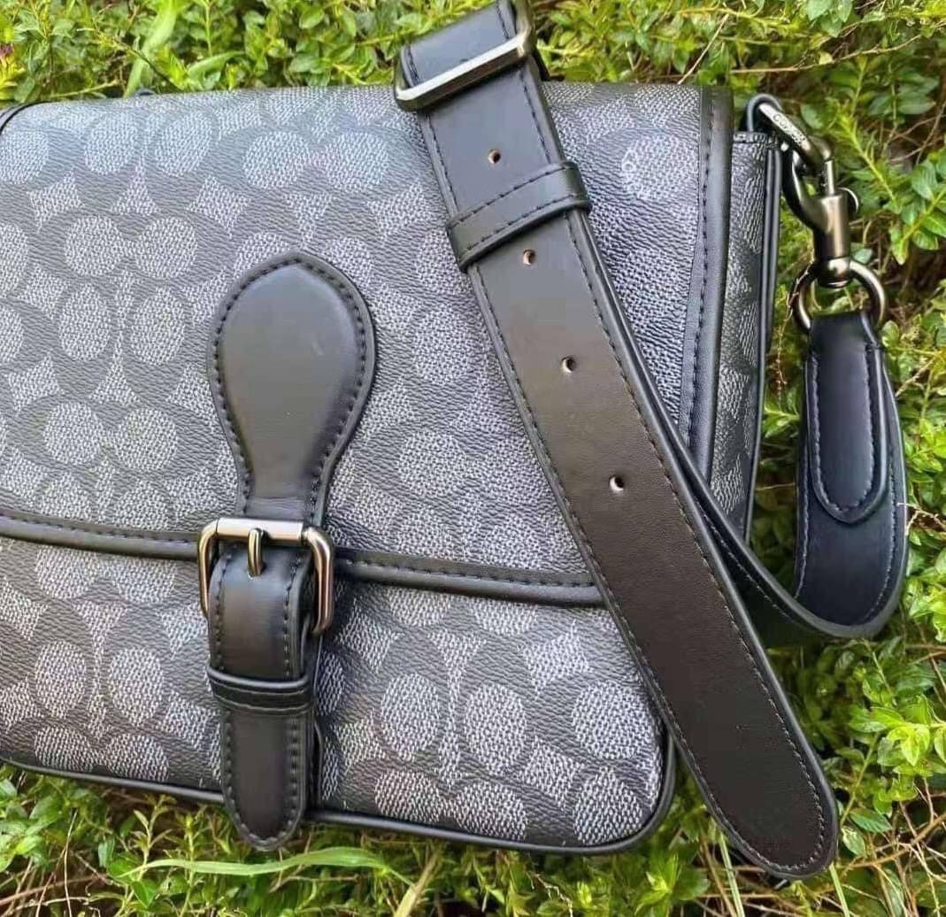 Coach Frankie Crossbody In Signature Canvas Leather Bag Sling CD877 กระเป๋าสไตล์แฮนด์ฟรีที่จัดระเบียบอย่างดีสำหรับการเดินทางหรือที่ทำงาน Frankie Crossbody ขนาดกะทัดรัดถือทุกสิ่งที่จำเป็นด้วยพื้นที่สำหรับโทรศัพท์ กระเป๋าสตางค์ กุญแจและอีกมากมาย ผลิตจากผ้าแ