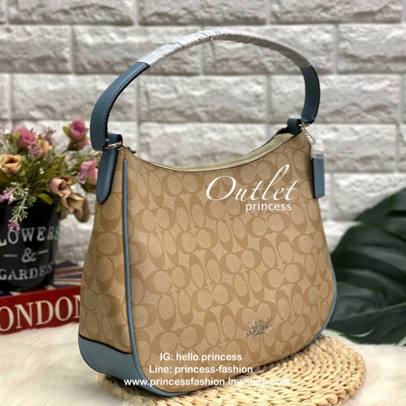 COACH SIGNATURE ZIP SHOULDER BAG กระเป๋าถือหรือสะพายไหล่ ทรงสวย ลาย signature วัสดุหนัง PVC. เนื้อนิ่ม ตัดของหนังสีฟ้า เปิดปิดด้วยซิป ภายในกว้าง ใส่ iPad, A4 และของใช้ได้เยอะ มีช่องเล็ก และช่องซิปค่ะ Must have!