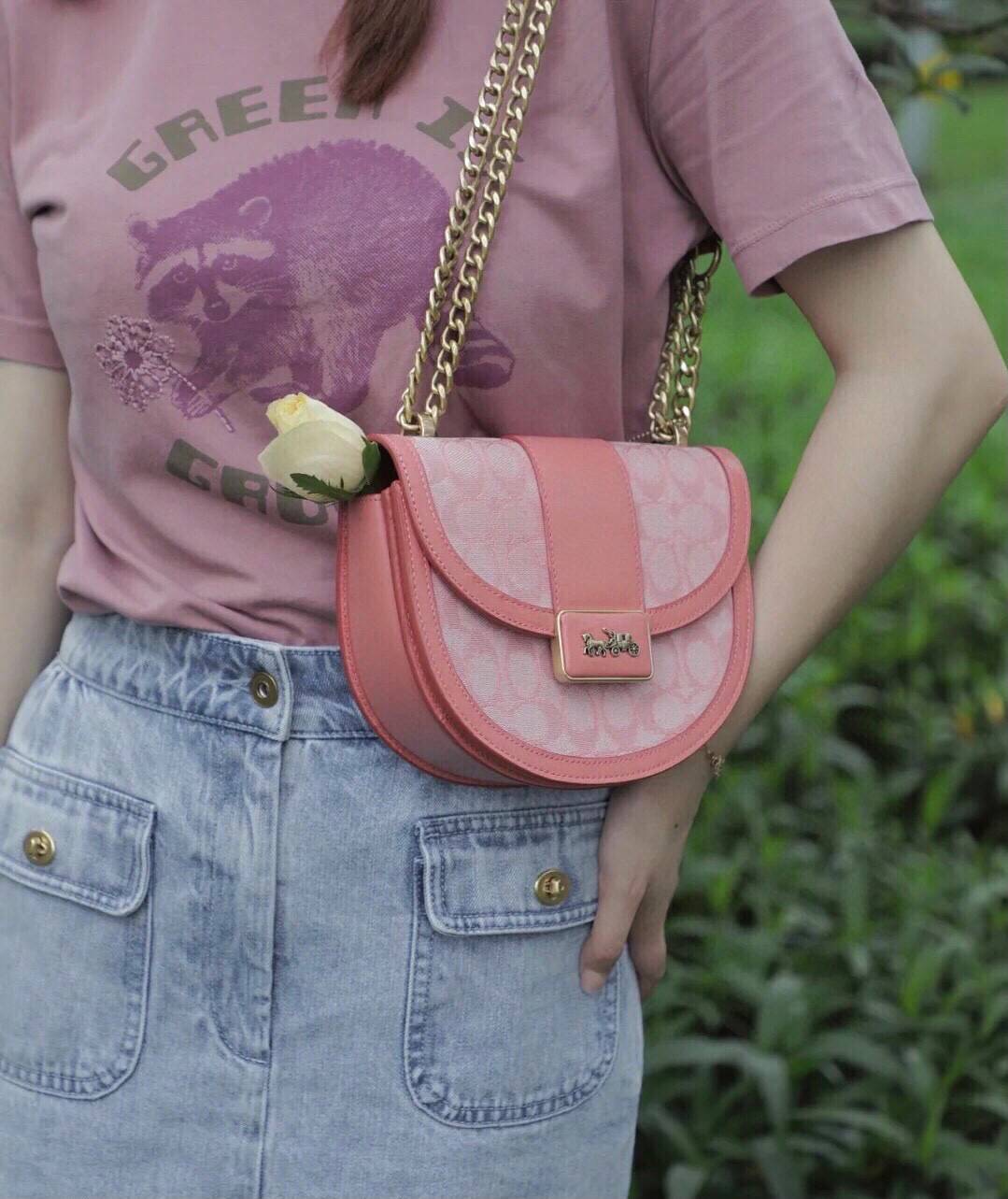COACH ALIE SADDLE BAG JACQUARD IN SIGNATURE ((C4694//C3464)) พร้อมส่งที่ไทย รุ่นใหม่ล่าสุดค่ะ! กระเป๋าสะพายข้าง//ครอสบอดี้ร์//หรือทบสายคู่สะพายไหล่ได้ค่ะ วัสดุJacquard+หนังแท้ ได้สวยงามลงตัวมากๆ เปิดปิดกระเป๋าแบบกดล็อค มีอะไหล่โลโก้แบรนด์โดดเด่นปนคลาสสิค
