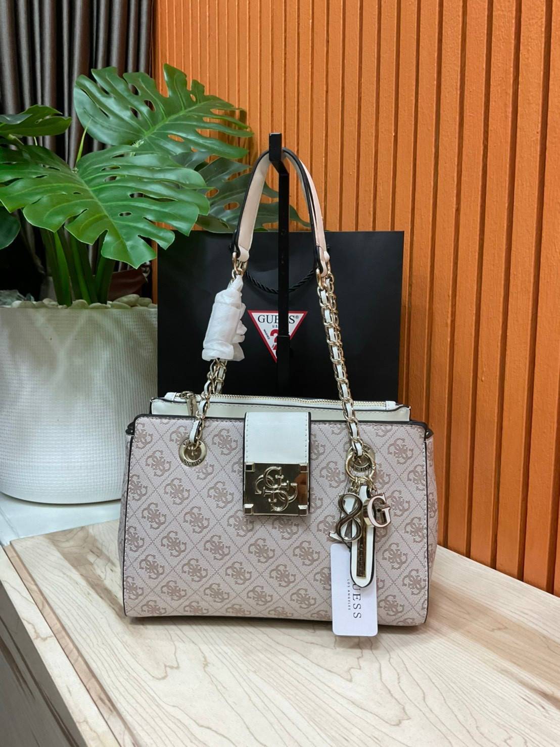 กระเป๋าสะพายไหล่ Guess Logo City Small Society Satchel กระเป๋าสะพายไหล่ ขนาดกำลังดี วัสดุ pu สวยอยู่ทรง มาพร้อมพวงกุญแจน่ารักๆ ถอดออกได้ ด้านหน้าประดับโลโก้แบรนด์ เปิดปิดด้วยซิป มี 2 ช่องหลักใช้งาน ภายในช่องซิปหน้าแยกเป็นสัดส่วนการใช้งาน ซิปช่อง 2 โล่งกว้