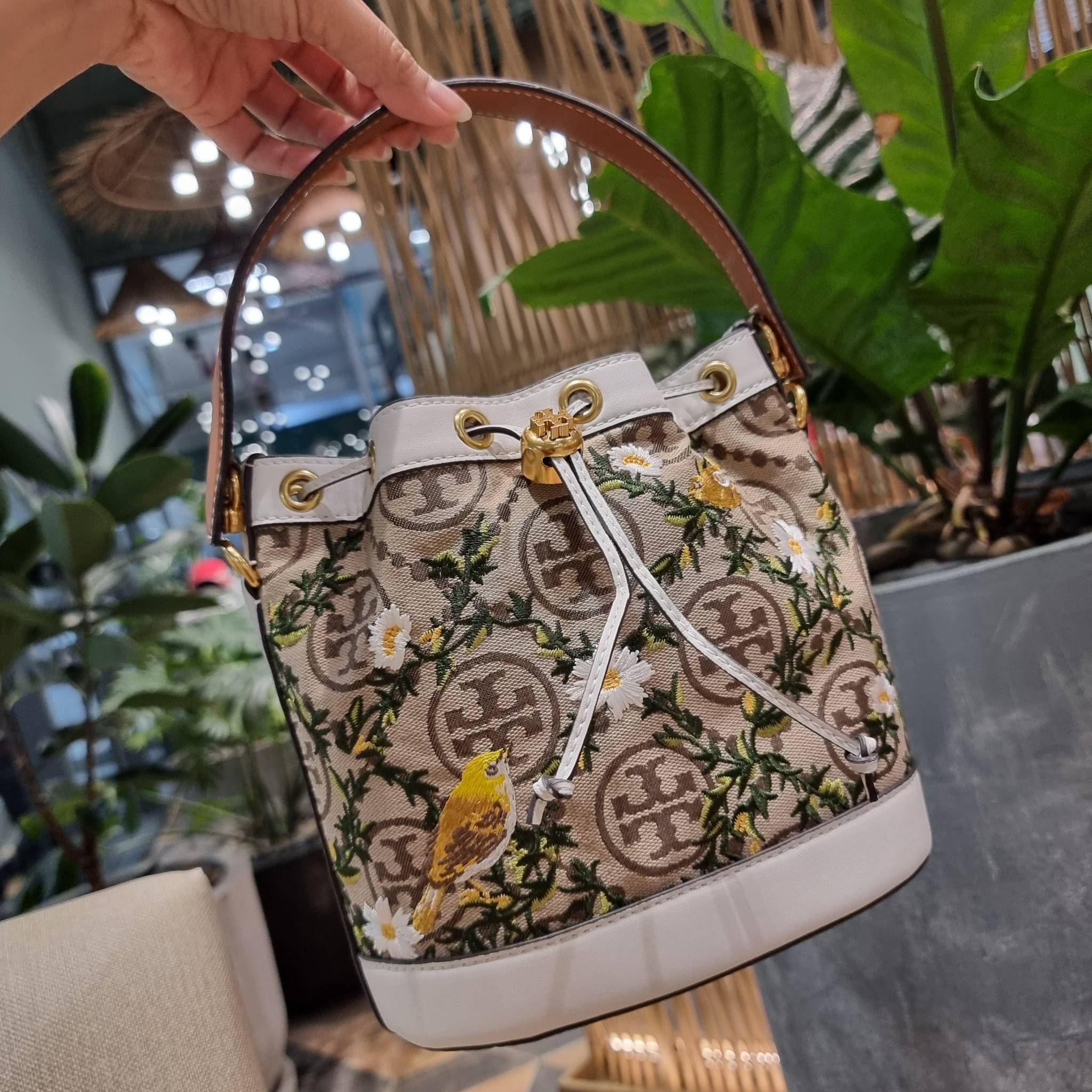 TORY BURCH T MONOGRAM JACQUARD EMBROIDERED BUCKET แรร์ไอเท็มรุ่นยอดฮิต ใบใหญ่ไซส์กำลังดี!! ที่สุดของรุ่นที่ตามหา!! สวยสุดกับดีไซน์ลายปัก ที่ดูแพง!! กระเป๋าบัคเก็ตทรงสวย ที่ดาราเซเลปใช้กันมากมาย ในราคาที่จับต้องได้ โดดเด่นด้วยลวดลายเอกลักษณ์ และลายปักธรรมช