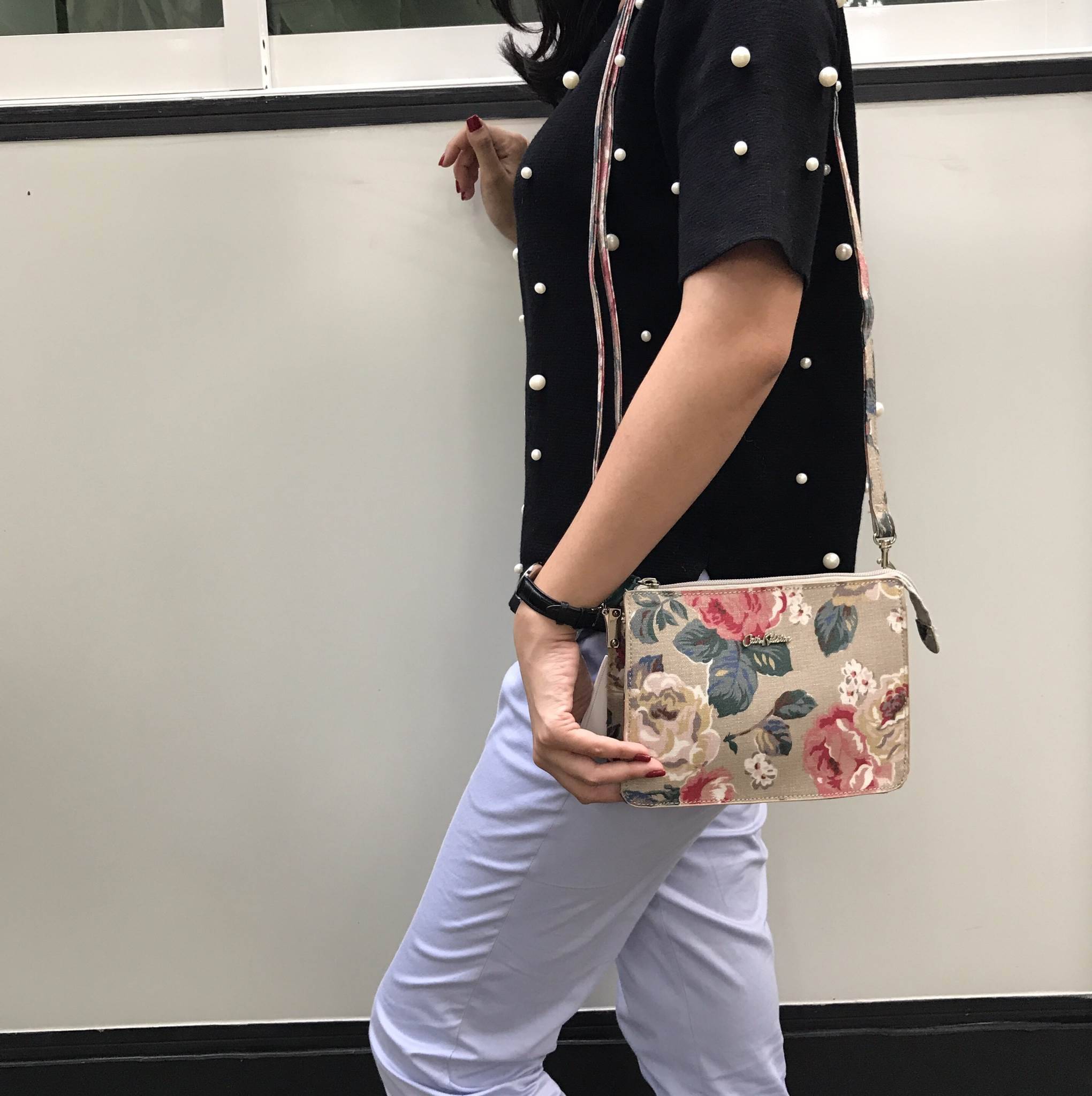 Cath Kidston mini pouch กระเป๋าขนาดน่ารัก ขนาดกะทัดรัดน่าใช้ค่ะ มาพร้อมสายสะพายยาวถอดออกได้ ใบนี้มีสายให้เลือกถึง 3 ลายค่ะ ตามแบบฉบับของ แบรนด์ Cath Kidston ค่ะ ใบนี้ปากกระเป๋ามีซิปค่ะ ด้านในบุผ้าสักหลาด สามารถใส่โทรศัพท์ iphone 7 plus ได้ค่ะ ด้านหลังมีช่