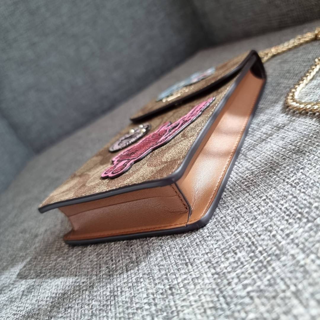 COACH NORTH/SOUTH PHONE CROSSBODY IN SIGNATURE CANVAS F55636 F39955 สุดคลาสสิคกับกระเป๋าสะพายเอนกประสงค์ Case phone ใส่โทรศัพท์มือถือได้ทุกรุ่น ดีไซน์ลายเอกลักษณ์ วัสดุหนังแคนวาสเคลือบลาย ฝาและภายในเป็นหนังสังเคราะห์เรียบ เปิด-ปิดด้วยกระดุม สายสะพายยาวประ