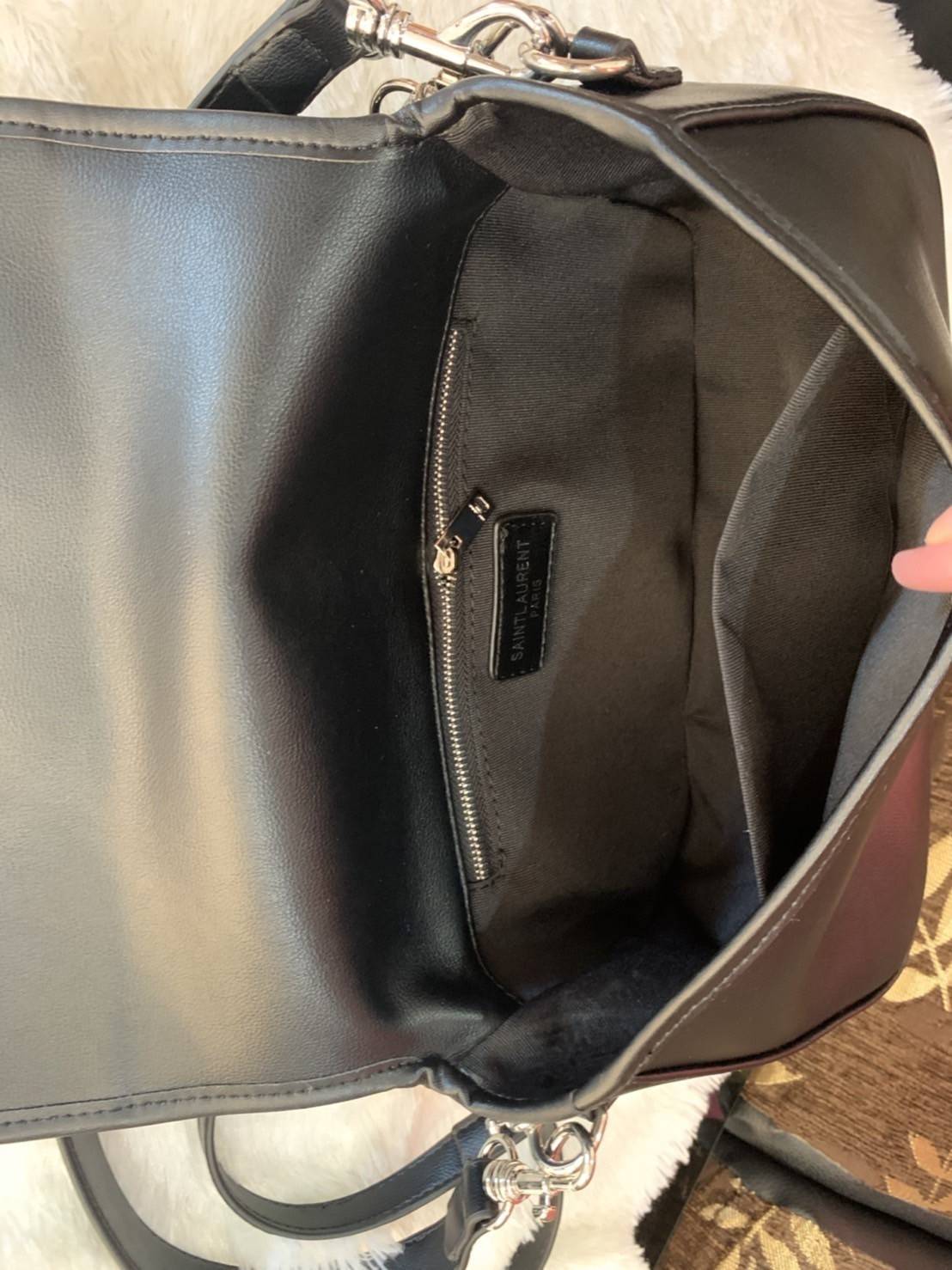 VIP 】YVES SAINT LAURENT YSL BAG VIP GIFT WITH PURCHASE (GWP) พรีเมี่ยมกิ้ฟ Limited Edition จาก YSL DUTY FREE COUNTER วัสดุหนังแกะสังเคราะห์ **หนังเรียบ อะไหล่เงิน น้ำหนักเบามากๆ ค่ะ สะพายไม่ปวดไหล่ ดีไซน์กระเป๋าประดับโลโก้แบรนด์ที่ด้านหน้า มาพร้อมสายสะพาย