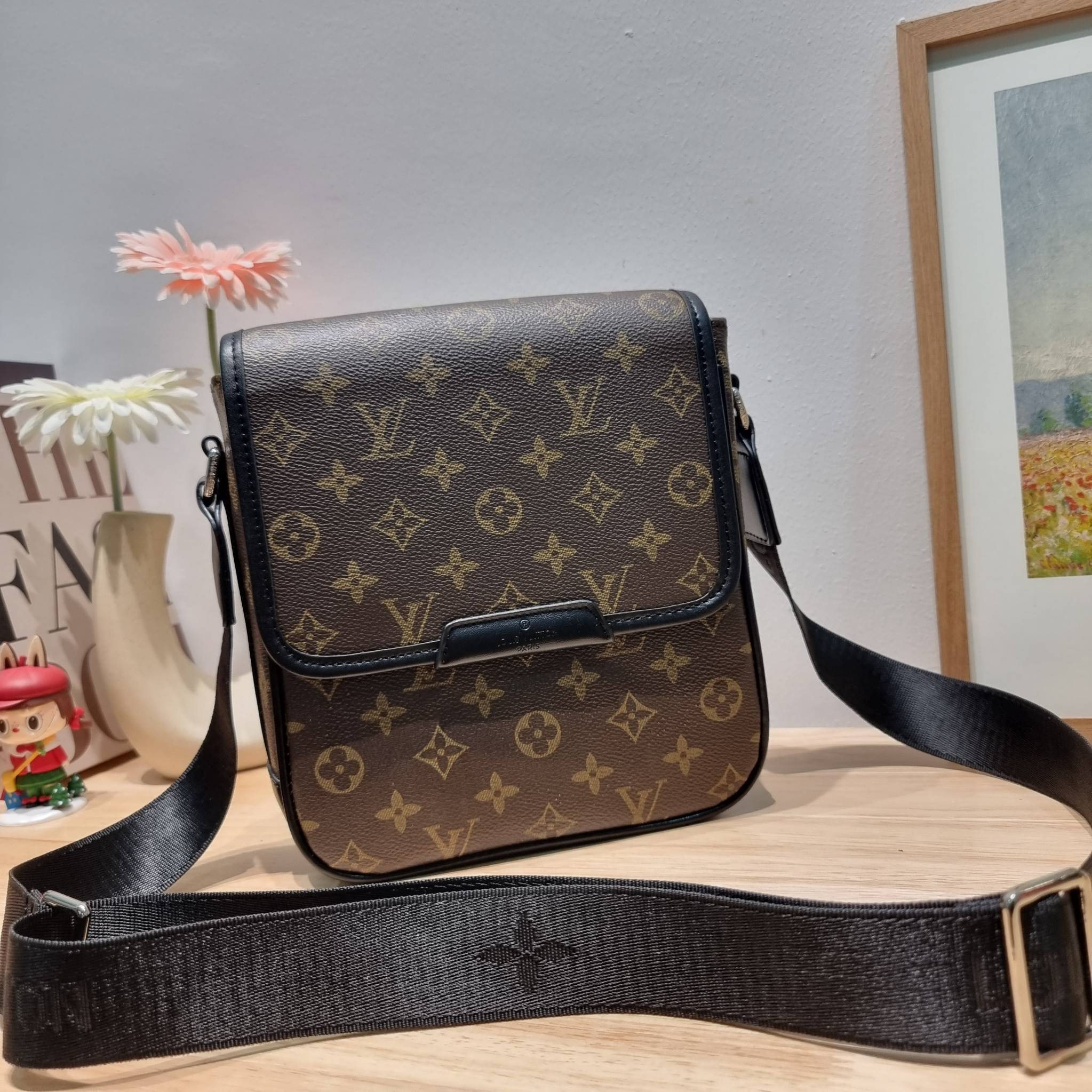 LV bass macassar monogram bag ของใหม่จัดให้หนุ่มๆ กับกระเป๋าสะพายทรงแมสเซ็นเจอร์ ไซส์กำลังดี เหมาะกับหนุ่มๆที่รักความคล่องตัว วัสดุหนังแคนวาสตัดสลับหนัง