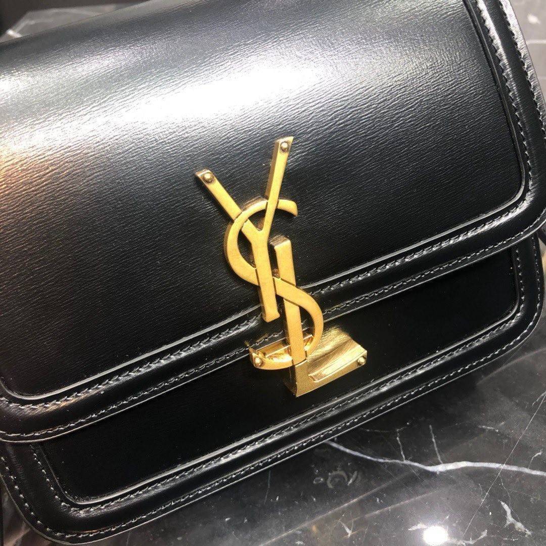 YVES SAINT LAURENT YSL BAG VIP GIFT WITH PURCHASE (GWP) พรีเมี่ยมกิ้ฟ Limited Edition จาก YSL DUTY FREE COUNTER วัสดุหนังแท้ Calfskin ทรงสี่เหลี่ยมหนังสวยหรูอยู่ทรงเปิดปิดด้วยฝาปิดโลโก้แบรนด์อะไหล่ทอง ภายในโล่งมีช่องหลัก และช่องย่อยสามารถใส่มือถือของใช้จุ