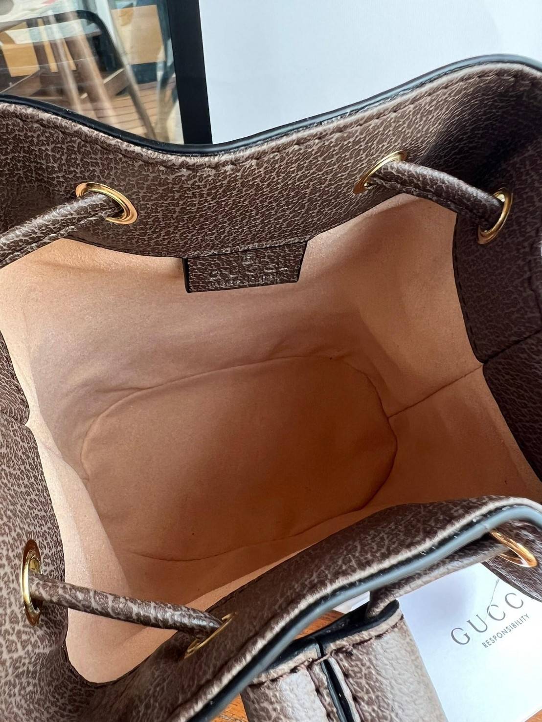 GUCCI Ophidia mini small GG bucket bag กระเป๋าถือหรือสะพายข้าง ขนาดเล็ก ทรงขนมจีบ วัสดุผ้าใบ+หนังแท้ พร้อมแถบลายทางสีเขียวและสีแดงด้านล่าง ด้านในโล่ง มี1ช่องเล็ก สายยาวถอดสายไม่ได้ ปรับระดับได้ ใบนี้เรียบหรูดูดีสุดๆไม่ควรพลาดค่า