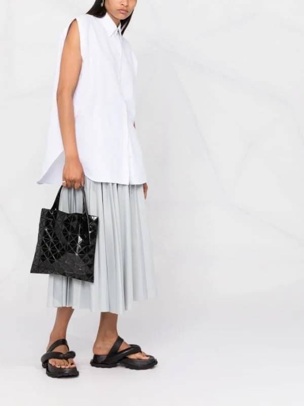 Baobao Issey Miyake 6x6 กระเป๋า Tote รุ่นนี้ถือว่าเป็นกระเป๋า Tote ไซส์กลางที่เหมาะกับการพกพาสิ่งของที่จำเป็นในทุก ๆ วัน มาพร้อมสายที่สามารถปรับได้ทั้งสองสาย และมีช่องใส่ของช่องเล็กด้านใน 1 ช่อง จุของได้เยอะแถมยังทนทาน ใช้เป็น Everyday Bag ได้เลยคะ พกพาสะ