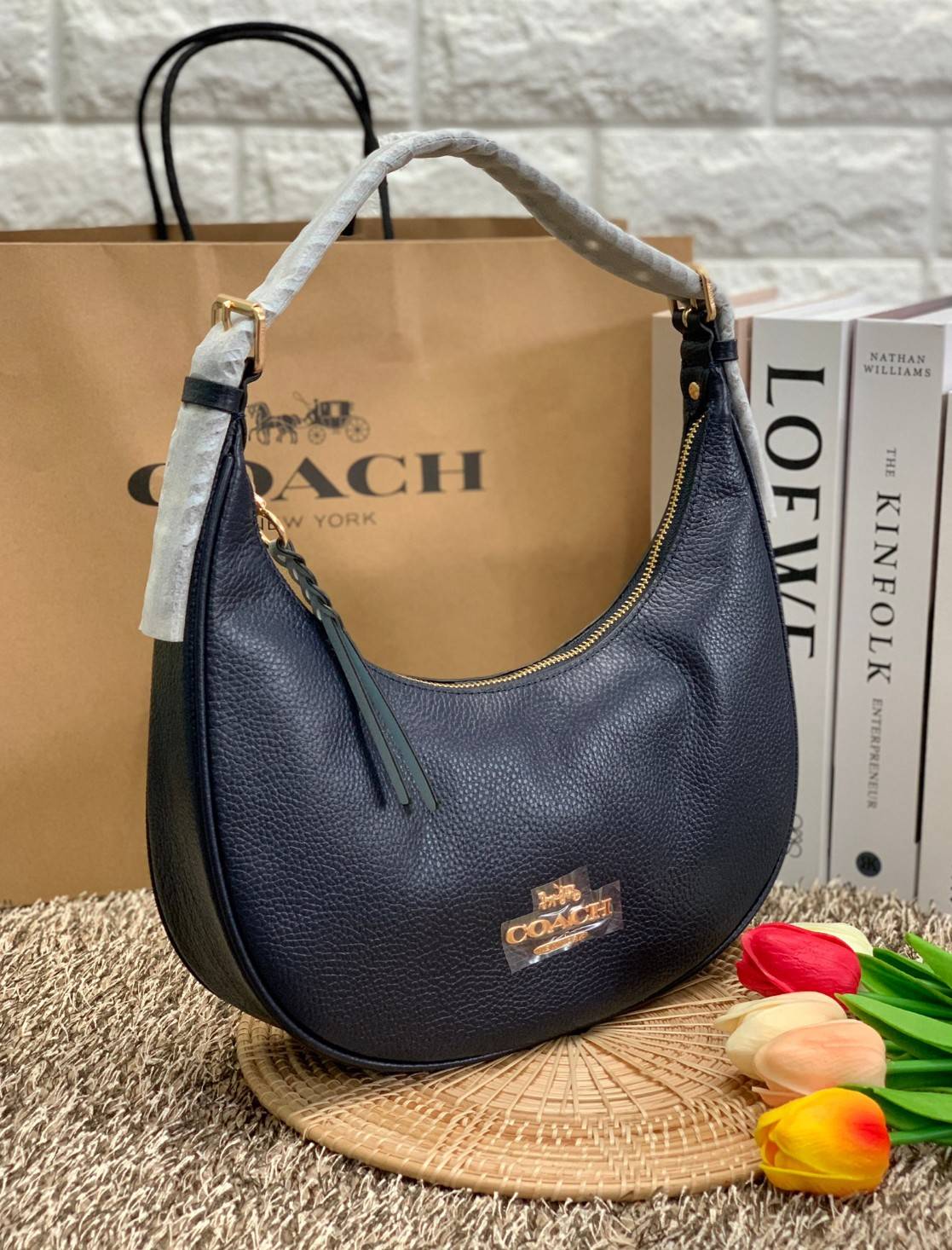 COACH BAILEY HOBO WITH WHIPSTITCH ((C4108//C1322)) พร้อมส่งที่ไทย!! สวยจริงไม่จกตาแน่นอนค่าา กระเป๋าทรงโค้ง ใช้แบบหิ้วหรือคล้องไหล่ก็ดูดี ใช้วัสดุหนังแท้ชั้นดี หนังสวยมากๆค่ะ ด้านหน้าใช้อะไหล่แบรนด์ตัวใหญ่ หรู ดูสะดุดตามีเดียว