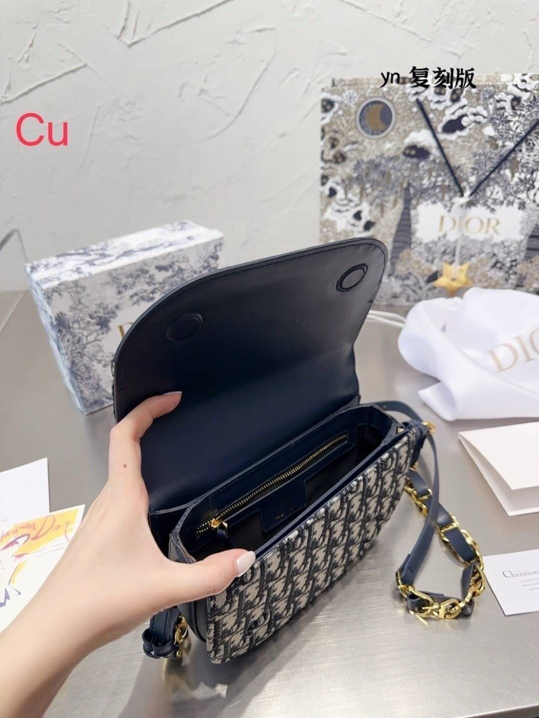 DIOR CD SIGNATURE BAG WITH STRAP กระเป๋าสะพายซิกเนเจอร์ ไอเท็มมาแรง ที่สวยแซ่บไม่มีไม่ได้เลย ไอเท็มมาแรง ที่สวยแซ่บไม่มีไม่ได้เลย โดดเด่นด้วยโลโก้เอกลักษณ์ สายสะพายมีดีเทลหรูสุดๆ