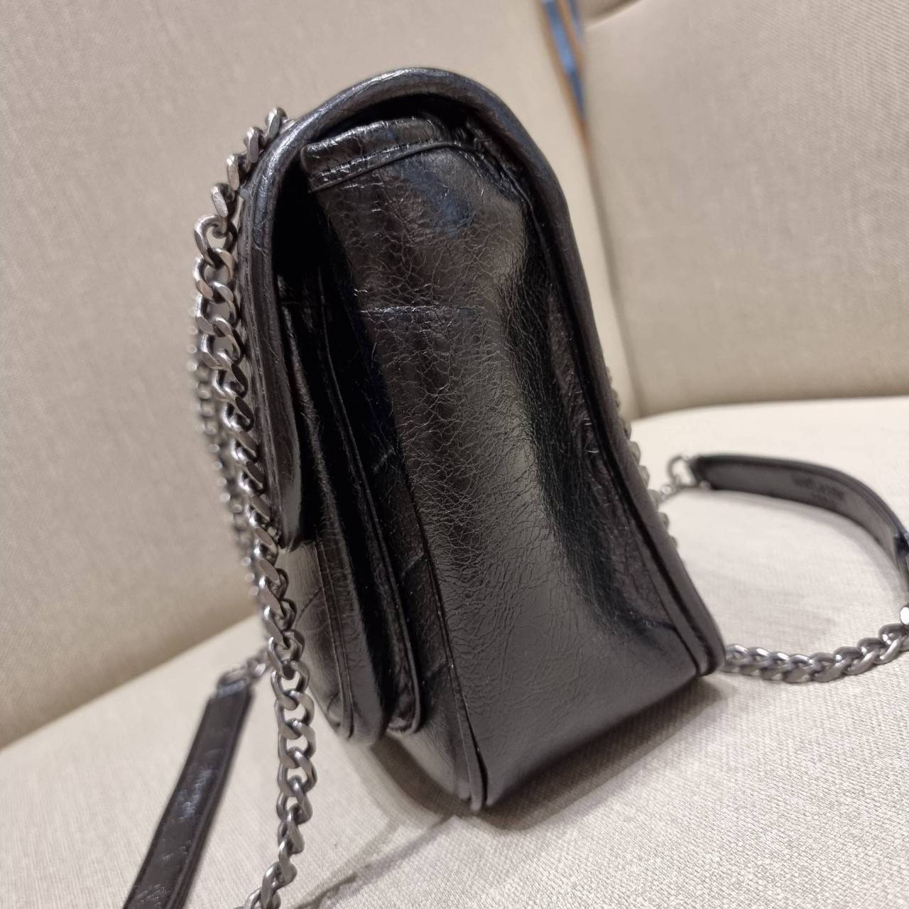 VIP 】หนังแท้ Yves Saint laurent shoulder bag กระเป๋าสะพายทรงคลาสสิค สุดฮอต ดีไซน์เรียบหรู วัสดุหนังแท้ขัดเงา สวย!! ใช้งานง่ายเพียงแค่เปิ-ปิดด้วยกระดุมแม่เหล็ก ภายในโล่งกว้าง จุของได้เลยสบายๆ กระเป๋าสตางค์ใบยาว มือถือ เครื่องสำอางค์ พาวเวอร์แบงค์ หรือจะ ga