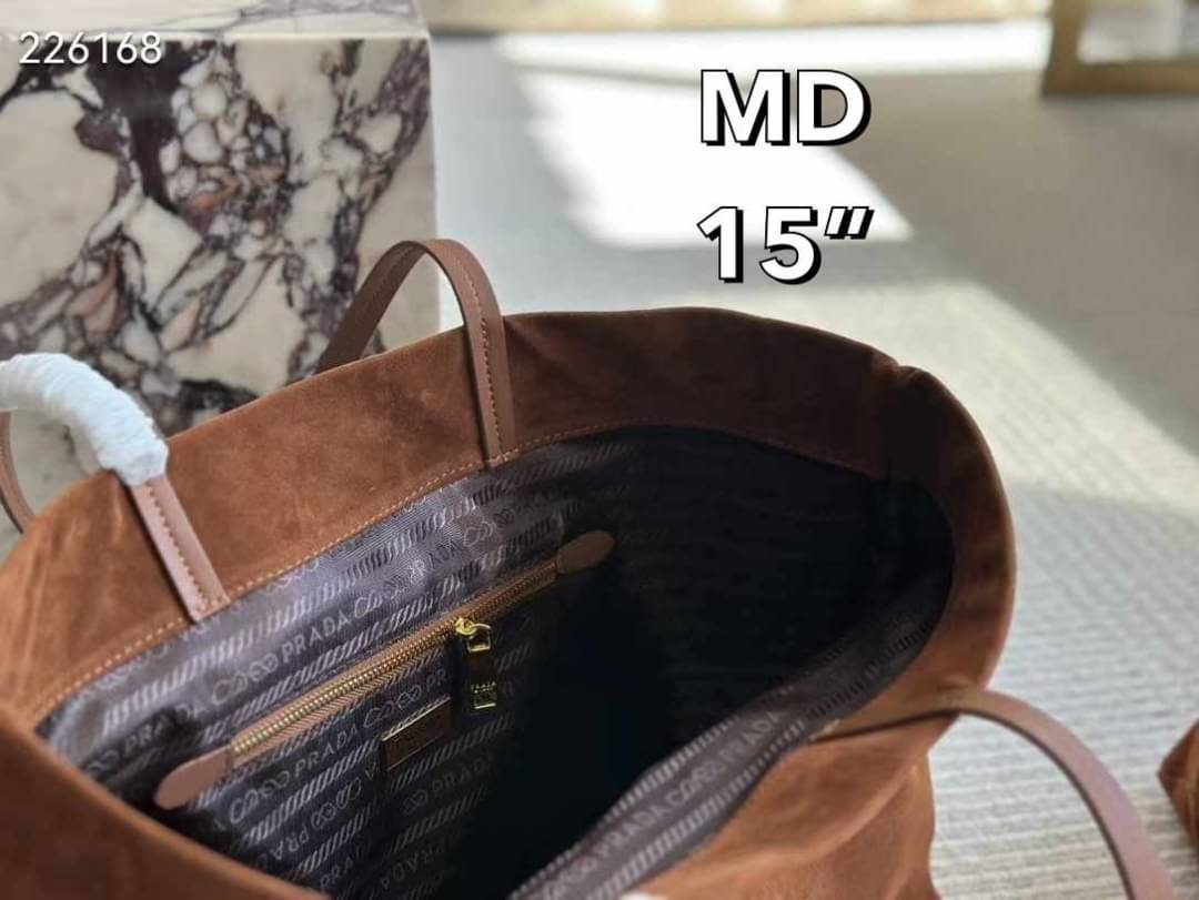 PRADA Suede Tote Bag Cocoa Brown กระเป๋าทรงโท้ทงานหนังกลับ สวยเด่นเป็นเอกลักษณ์มาก ดีไซน์เรียบแต่มากมีอยู่จริง สวยดูแพง ที่ไม่มีตอนนี้คือพลาด