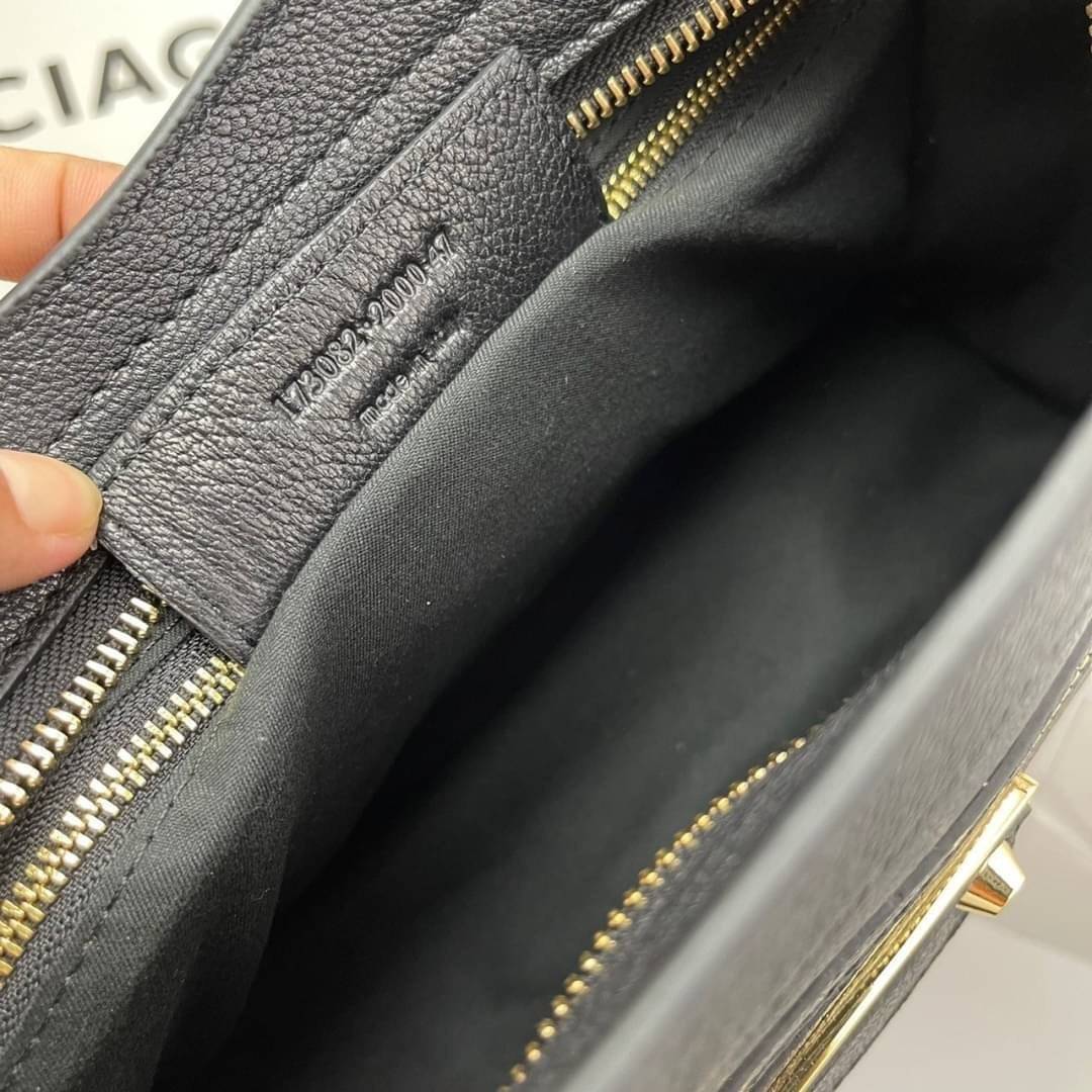 หนังแท้ BALENCIAGA CLASSIC CITY SMALL SHOULDER BAG in black Arena lambskin อะไหล่เงิน / ทอง การสร้างสรรค์ที่มีเอกลักษณ์เฉพาะตัว หรูหรา สีดำคลาสสิก วัสดุหนังแกะแท้ทั้งใบ ภายในโล่งกว้างจุของได้เยอะ เกรดออริจินอล ตอบโจทย์ได้ทุกลุค ทุกไลฟ์สไตล์ คูลๆ เท่ๆ ภาพส