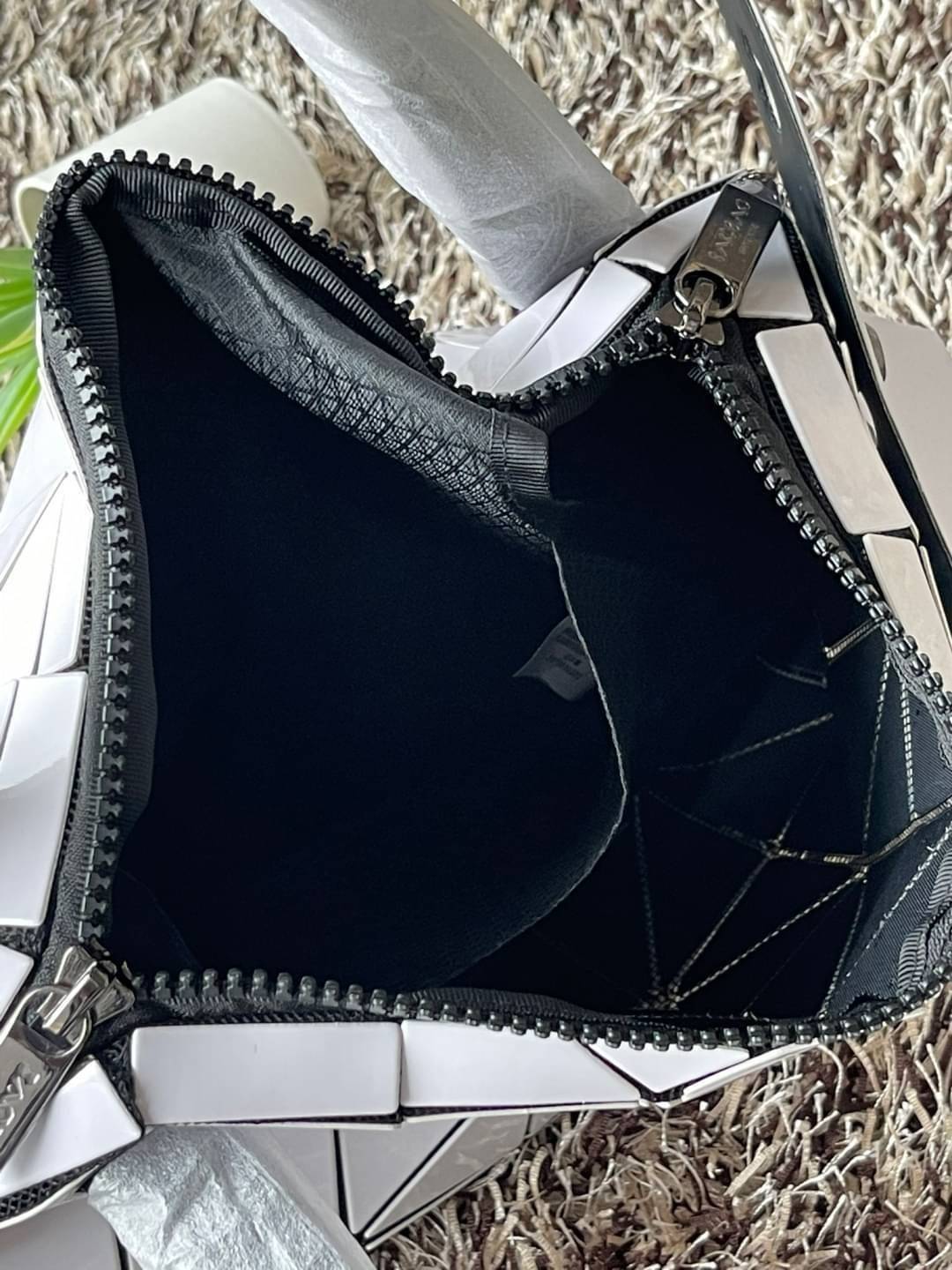 BaoBao Issey Miyake Small Boston Bag กระเป๋าบอสตันที่มีดีไซน์สปอร์ต มีช่องซิปที่ทำให้หยิบสิ่งของออกมาได้ง่ายแล้ว แบบกว้างที่ด้านล่างของกระเป๋ายังให้ความจุที่ยอดเยี่ยม