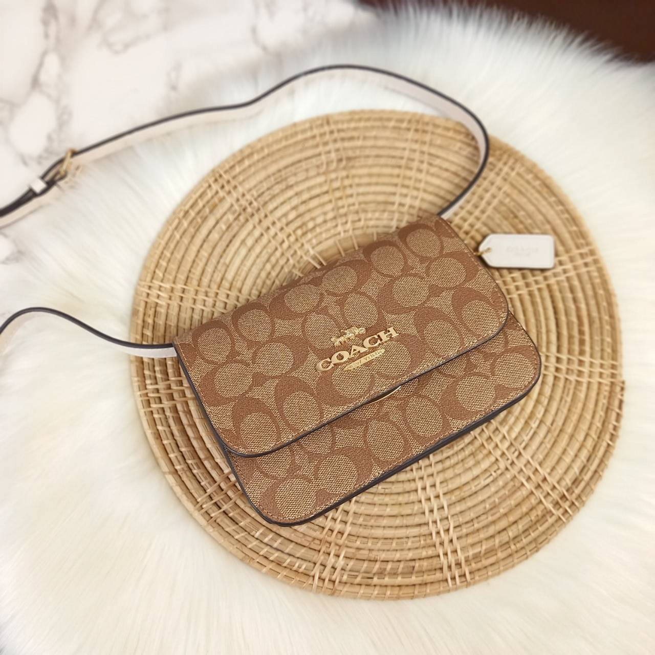 COACH MINI BRYNN CROSSBODY IN SIGNATURE CANVAS (COACH C5592)🍁สวยหรูหรา น่ารัก ด้วยลุคคุณหนู เกินเบอร์มาก!!//กระเป๋าถือ กระเป๋าสะพาย ลุคเก๋ ไซร์มินิ จะถือเป็นครัชแบบเลิศๆ หรือสะพายเป็นครอสบอดี้สุดชิลๆก็รอด// วัสดุหนังแคนวาสคุณภาพ ตกแต่งดีเทลหรูด้วย