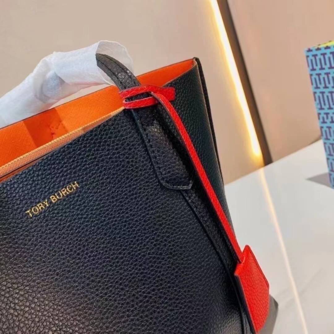 Tory Burch Perry Triple Compartment Tote Bag ออกแบบเพื่อเหมาะใช้งานได้ในชีวิตประจำวัน ใช้วัสดุผสมผสานช่วยให้กระเป๋าเป็นทรงสวยโดยยังคงคุณภาพนิ่ม สวยงามด้วยหนังวัวแท้ เรียบหรูและคลาสสิค สามารถใช้เป็น every day bag ภายในมีช่องแยกใช้งานอย่างชัดเจน ขนาดที่กำลั